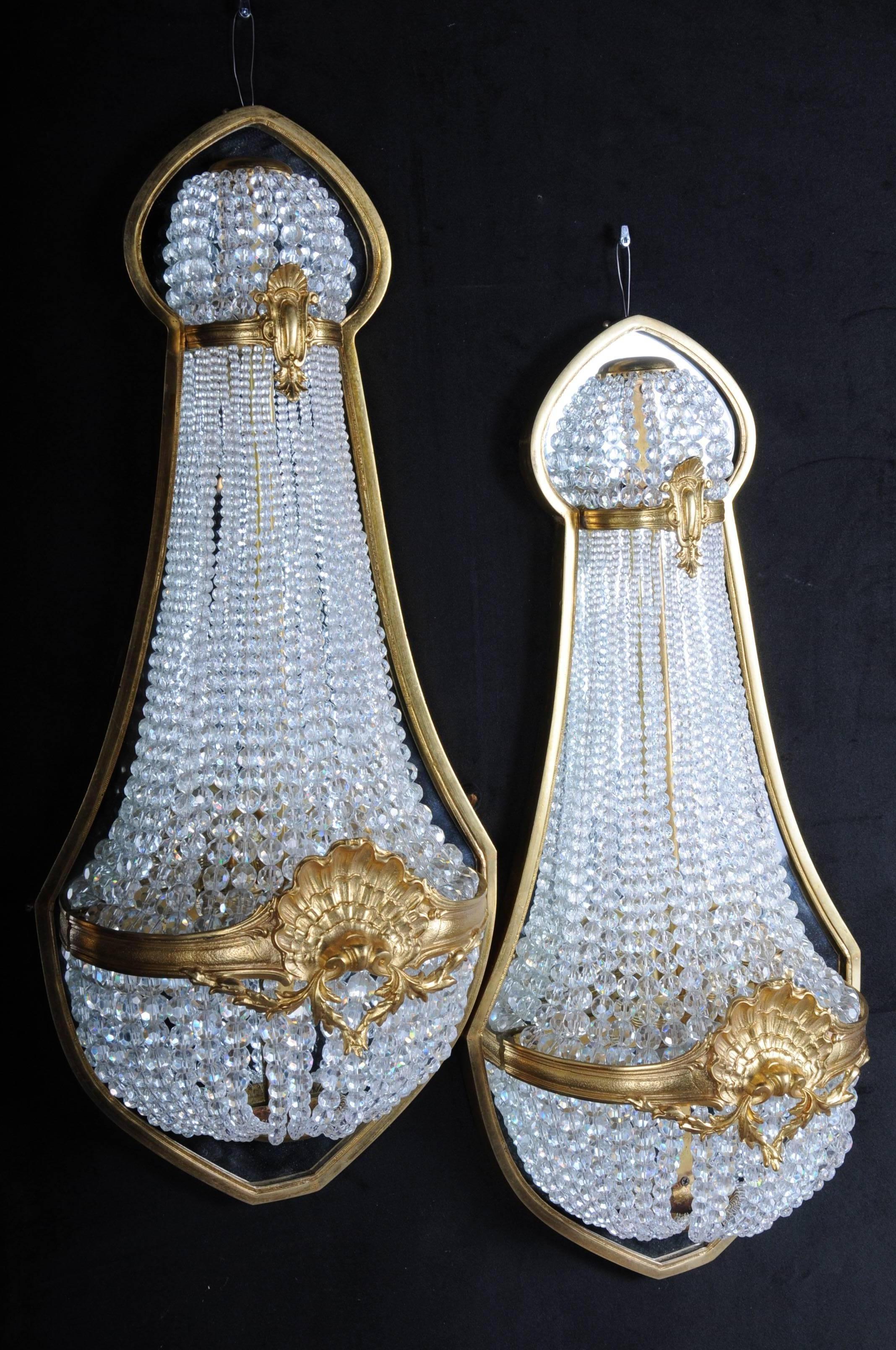 Unique wall lamp in Louis Seize style, 1790

A classicist sconce pair with finely engraved bronze. Basket-shaped body made of hand-cut French ball prisms in the course connected by wide, ornamental ornate hoop. Centrally placed shell. The finely