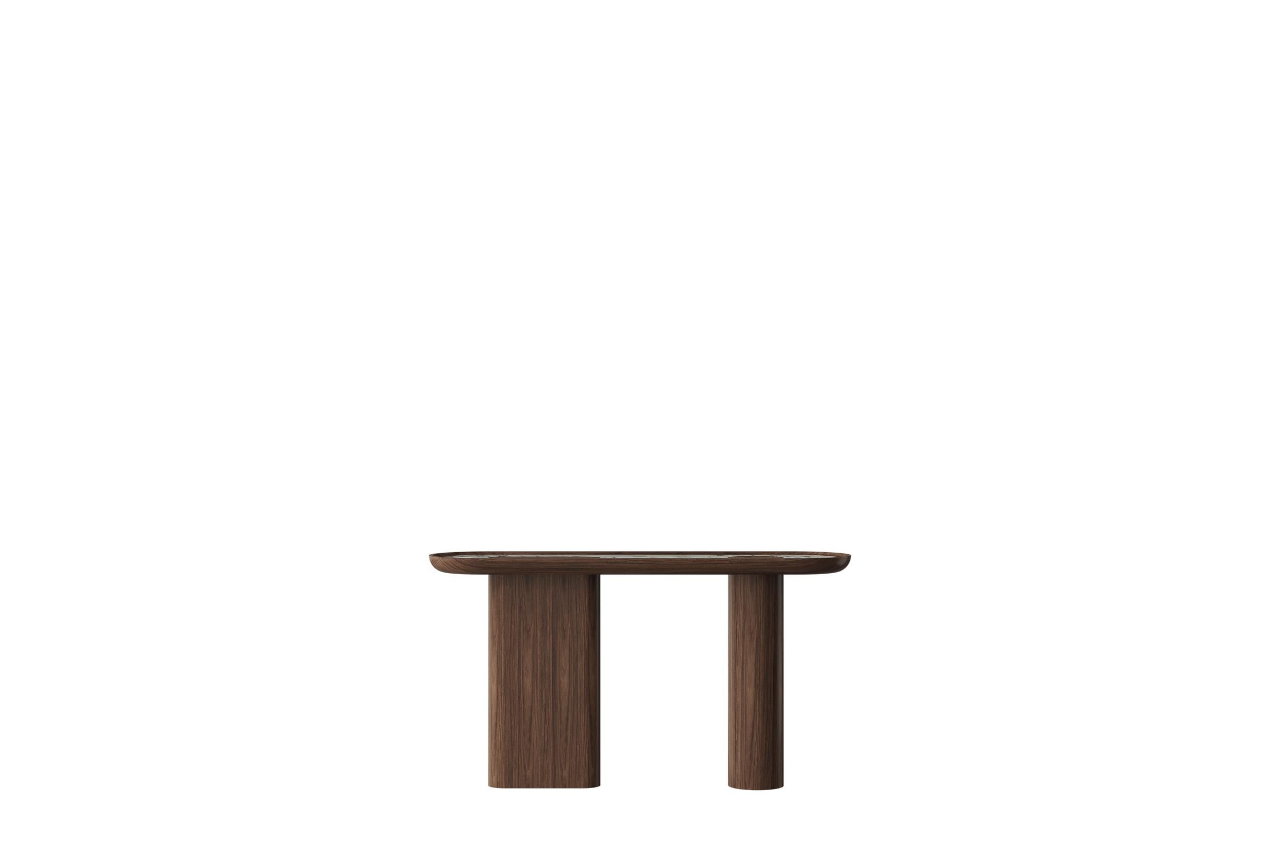 Tavolo Consolle in legno di noce Creta, unico nel suo genere, di Ultramobili
Dimensioni:  L. 150 x P. 42 x H. 80 cm
Materiali: Noce, Marmo. 

Consolle ovale Creta in Noce Canaletto (Noce Canaletto) con inserto in marmo nel piano sagomato con