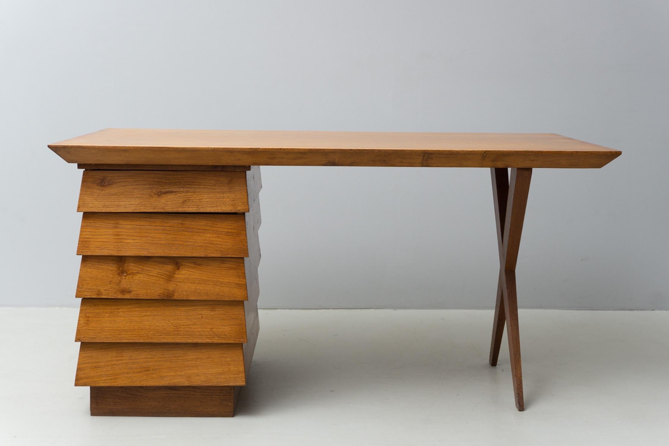 Außergewöhnlicher, skulpturaler Schreibtisch aus Nussbaumholz von Melchiorre Bega, ursprünglich 1940 entworfen.

Melchiorre Bega wurde 1898 in Caselle di Crevalcore (BO) geboren. Er schloss sein Studium der Architektur an der Akademie der Schönen