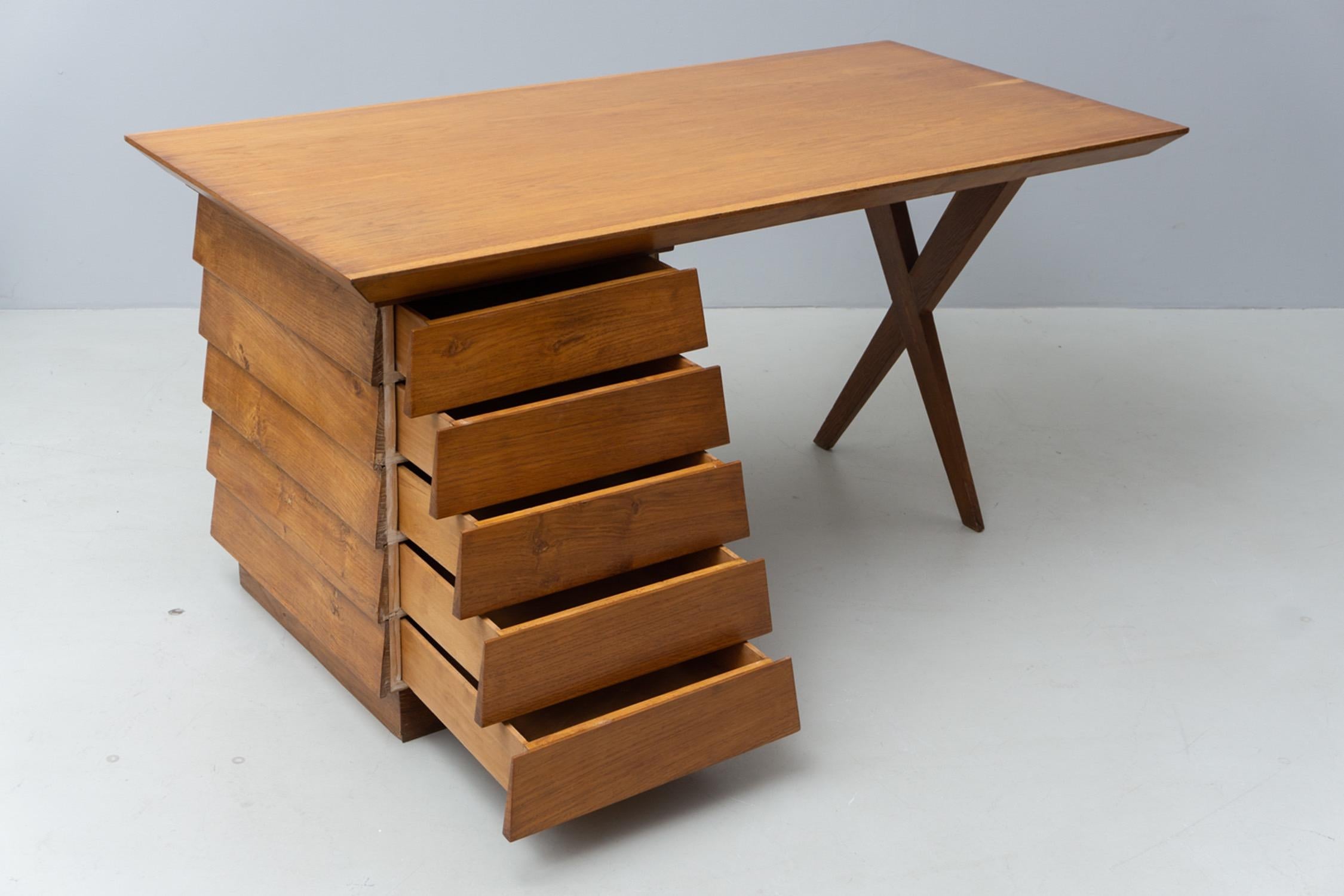 Schreibtisch aus Nussbaumholz von Melchiorre Bega, 1940 (Mitte des 20. Jahrhunderts) im Angebot