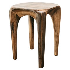 Tabouret único de madera de nogal - Hecho a mano y firmado por Maxime Goléo