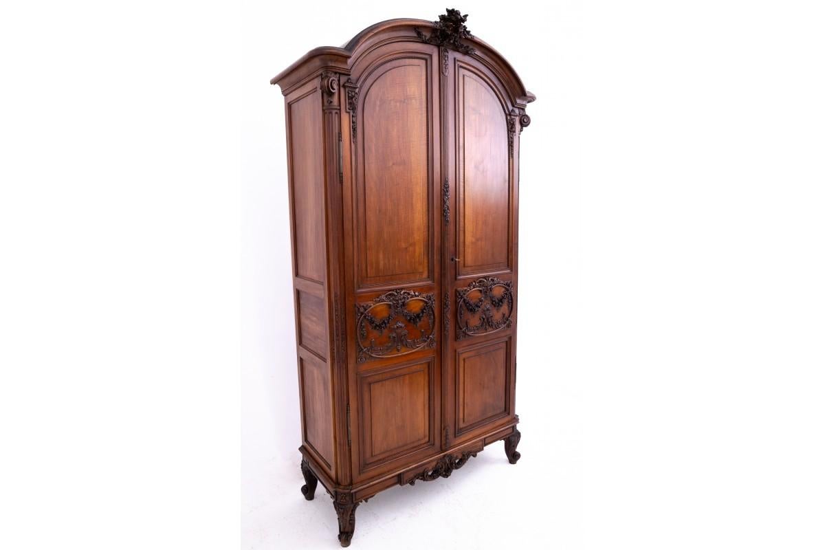 Armoire unique, France, vers 1880.

Très bon état.

bois : noyer

dimensions : hauteur 240 cm largeur 130 cm profondeur 51 cm
