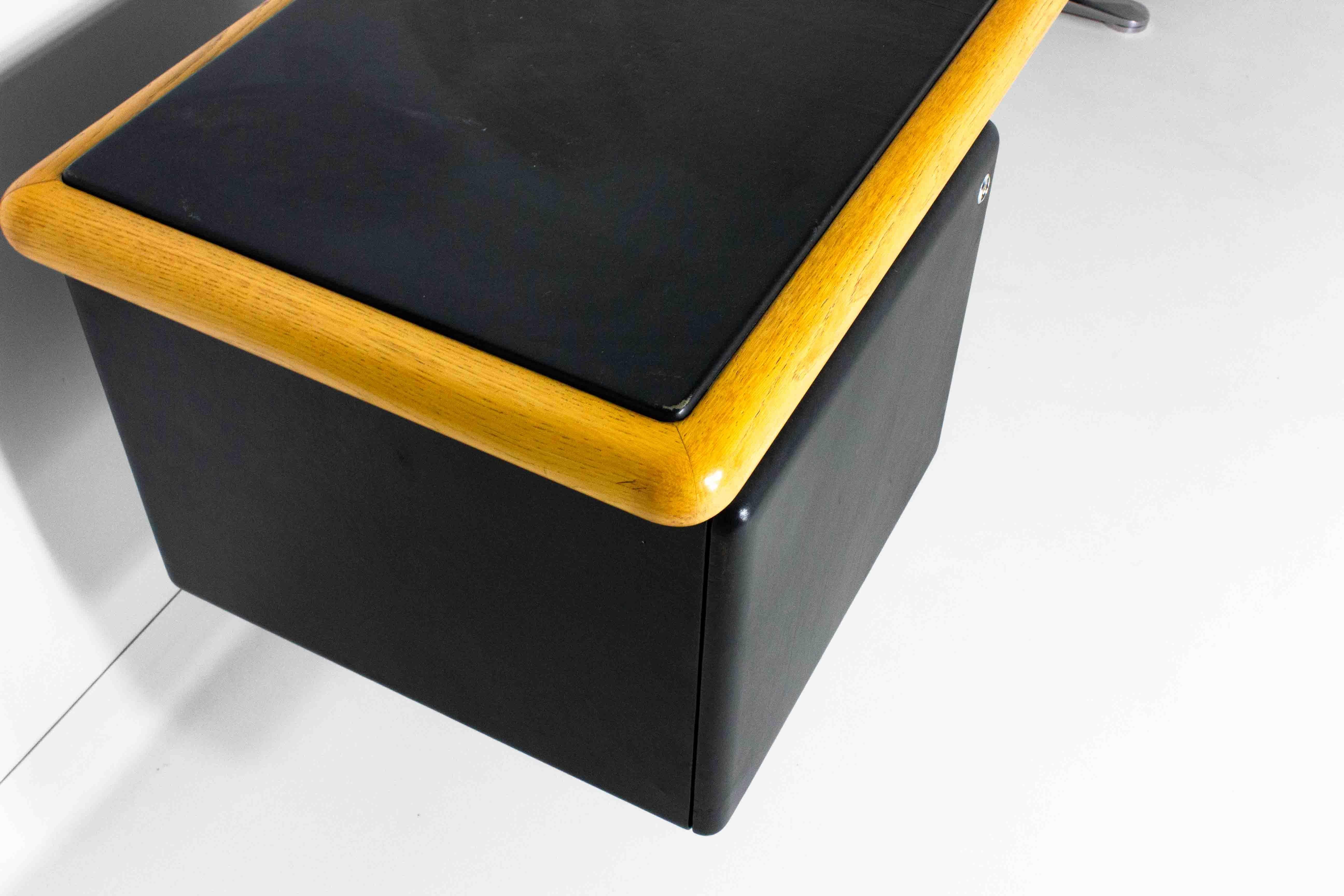 Unique Warren Platner credenza / desk by Knoll International, 1973 3