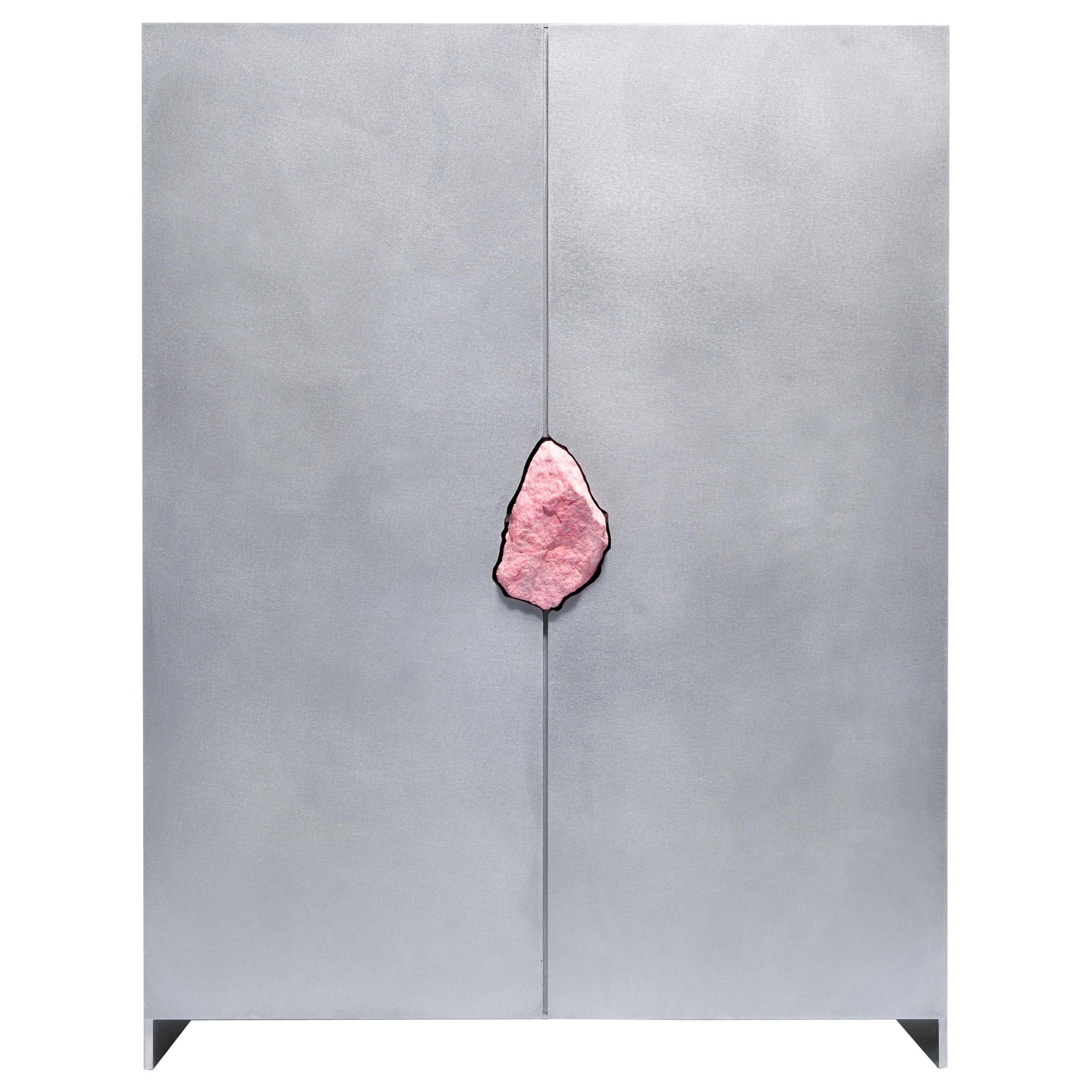 Meuble de rangement unique en aluminium ciré avec pierre rose poussière naturelle de Pierre De Valck
