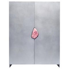 Meuble de rangement unique en aluminium ciré avec pierre rose poussière naturelle de Pierre De Valck