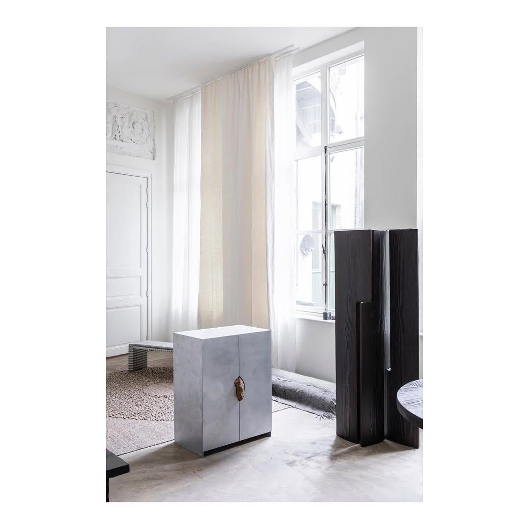 Aluminium Meuble de rangement unique en aluminium ciré avec pierre rose dorée naturelle de Pierre De Valck en vente