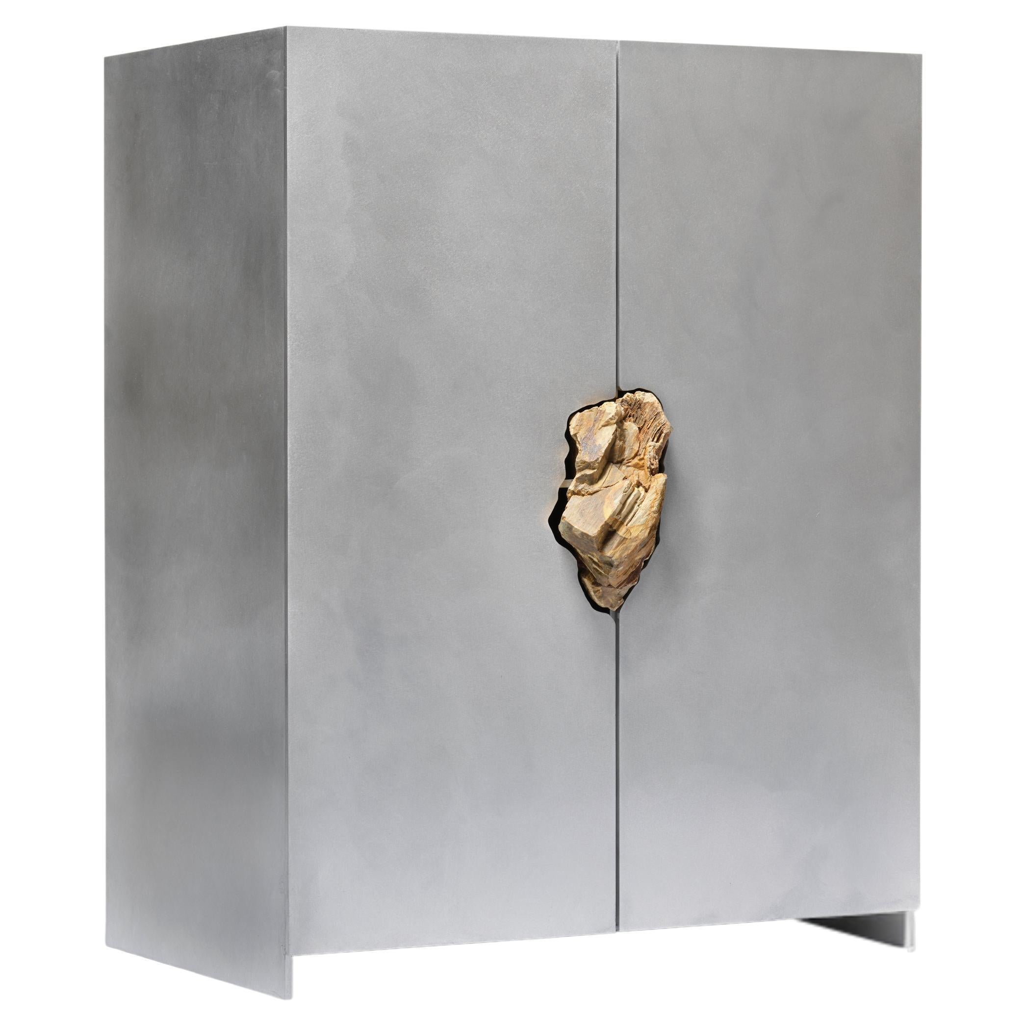 Meuble de rangement unique en aluminium ciré avec pierre rose dorée naturelle de Pierre De Valck