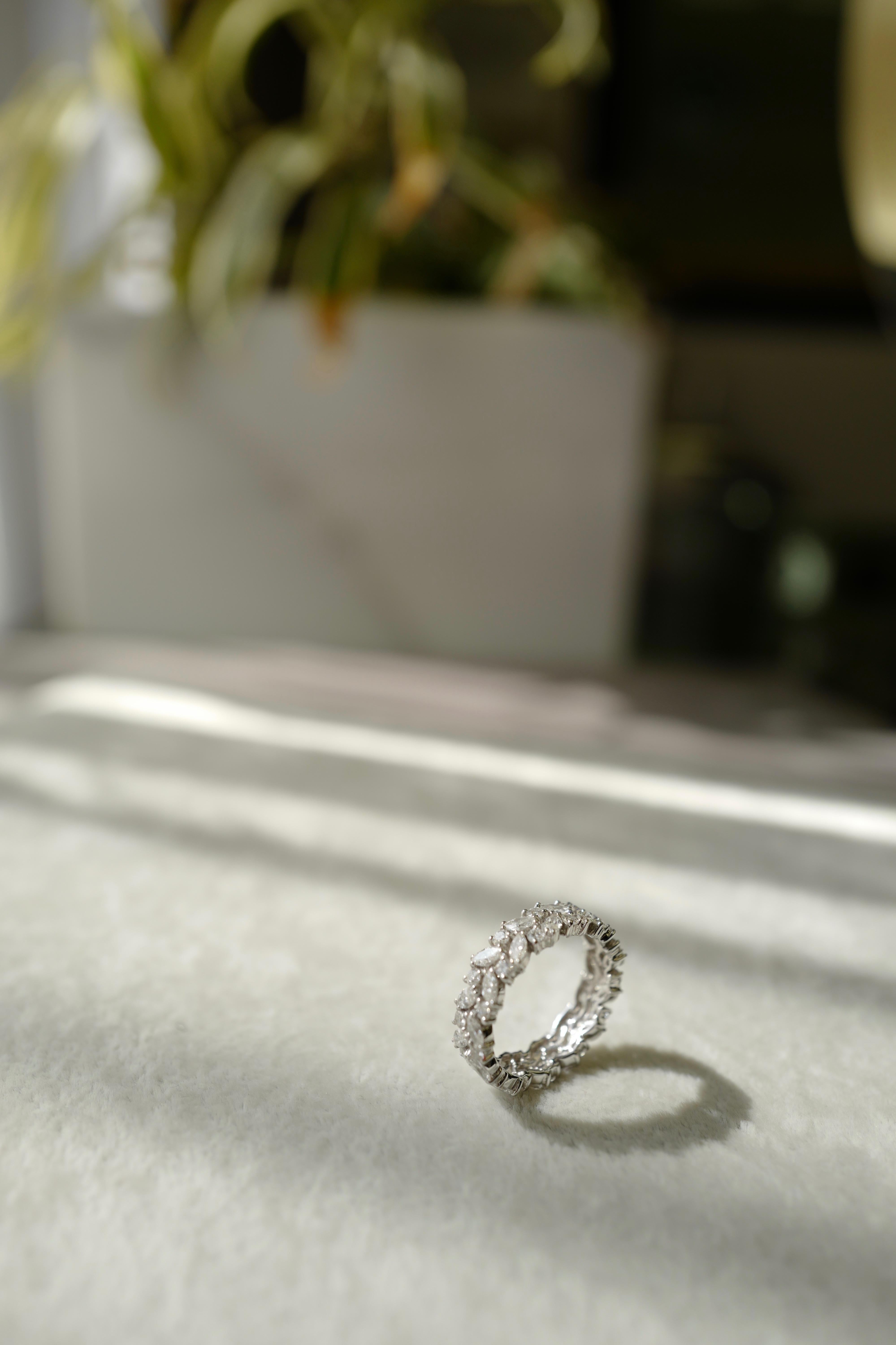 Bague de mariage unique avec diamants taille marquise et diamants ronds, pleine éternité  en vente 7