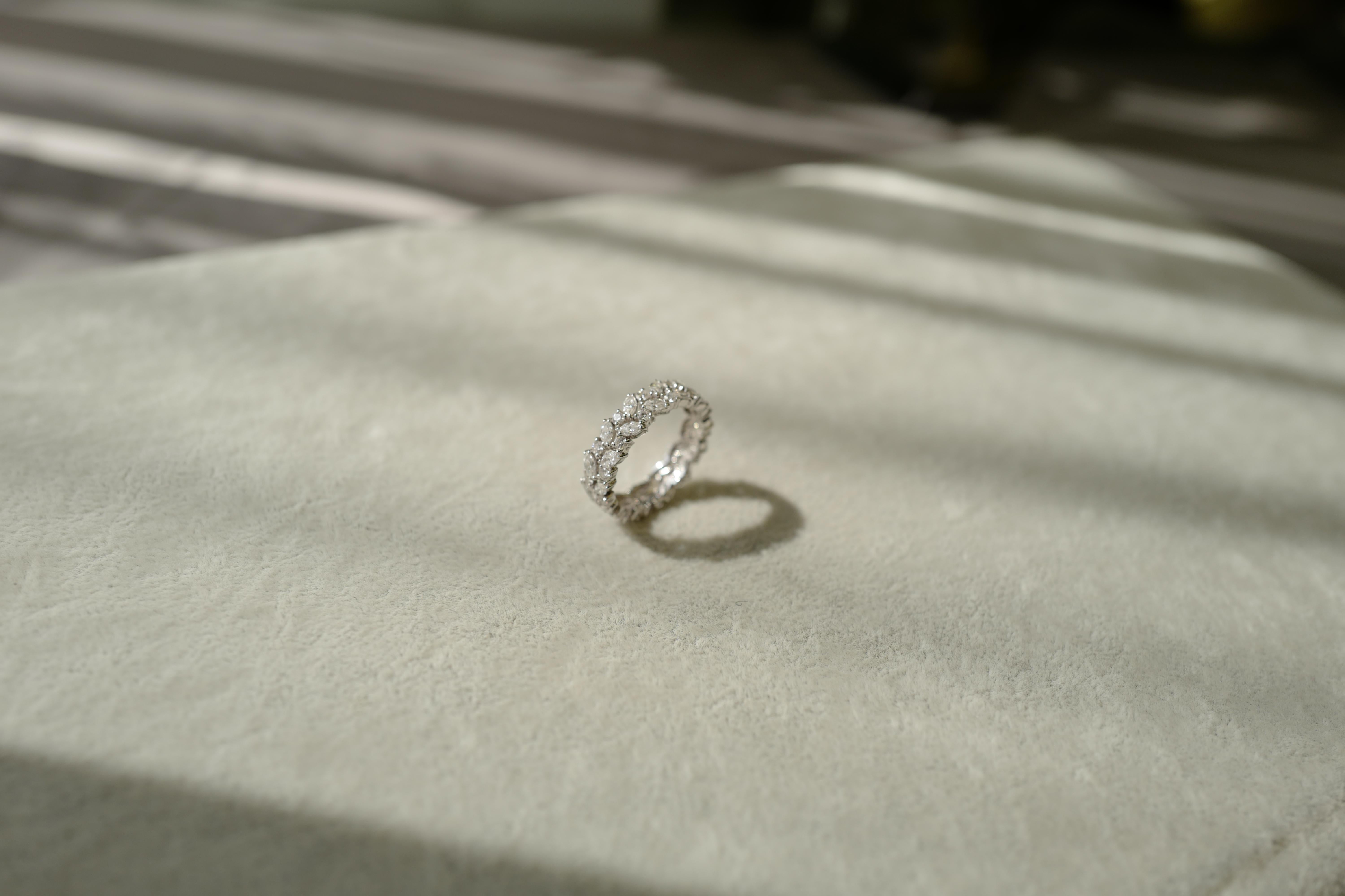 Bague de mariage unique avec diamants taille marquise et diamants ronds, pleine éternité  en vente 8