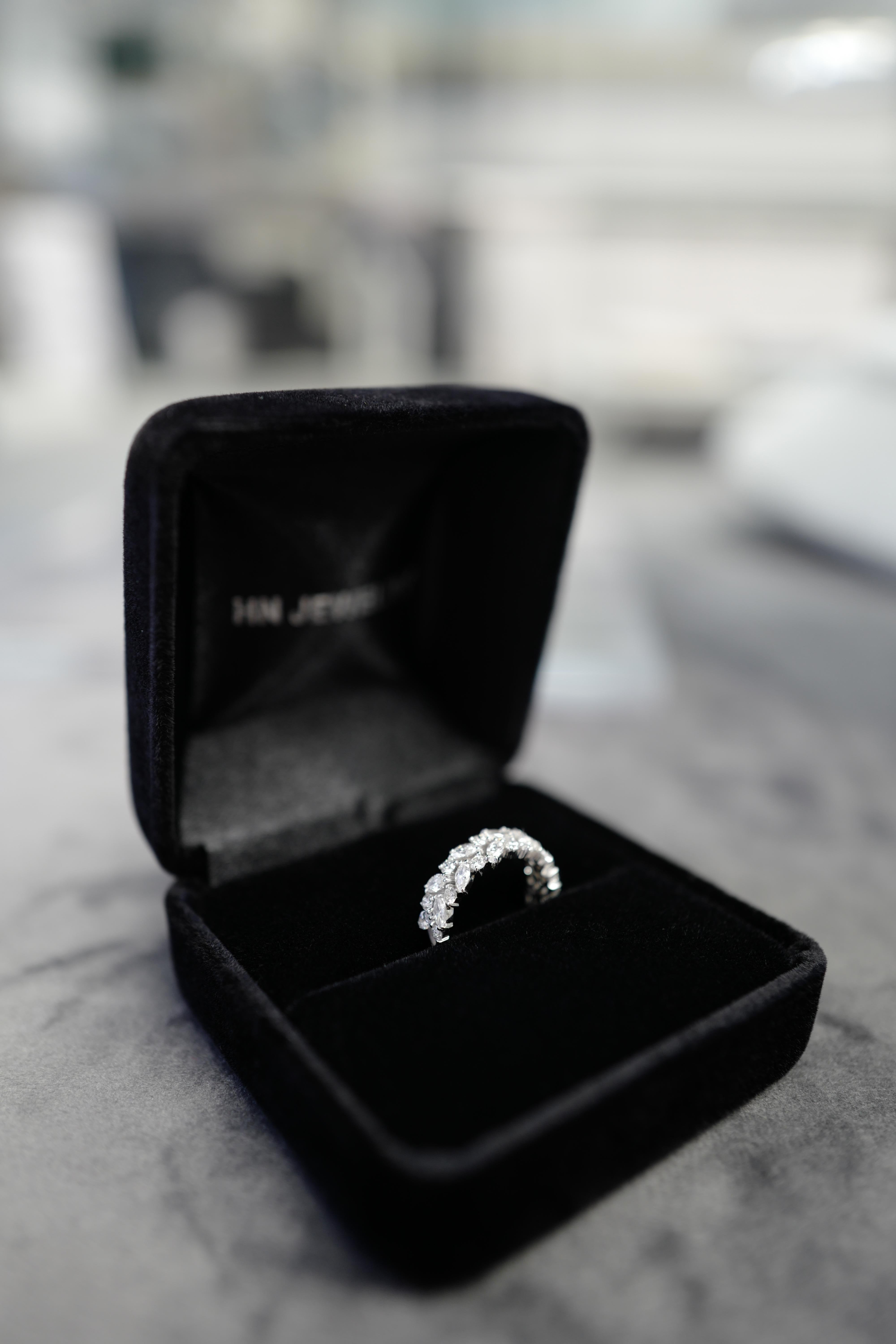 Bague de mariage unique avec diamants taille marquise et diamants ronds, pleine éternité  en vente 2