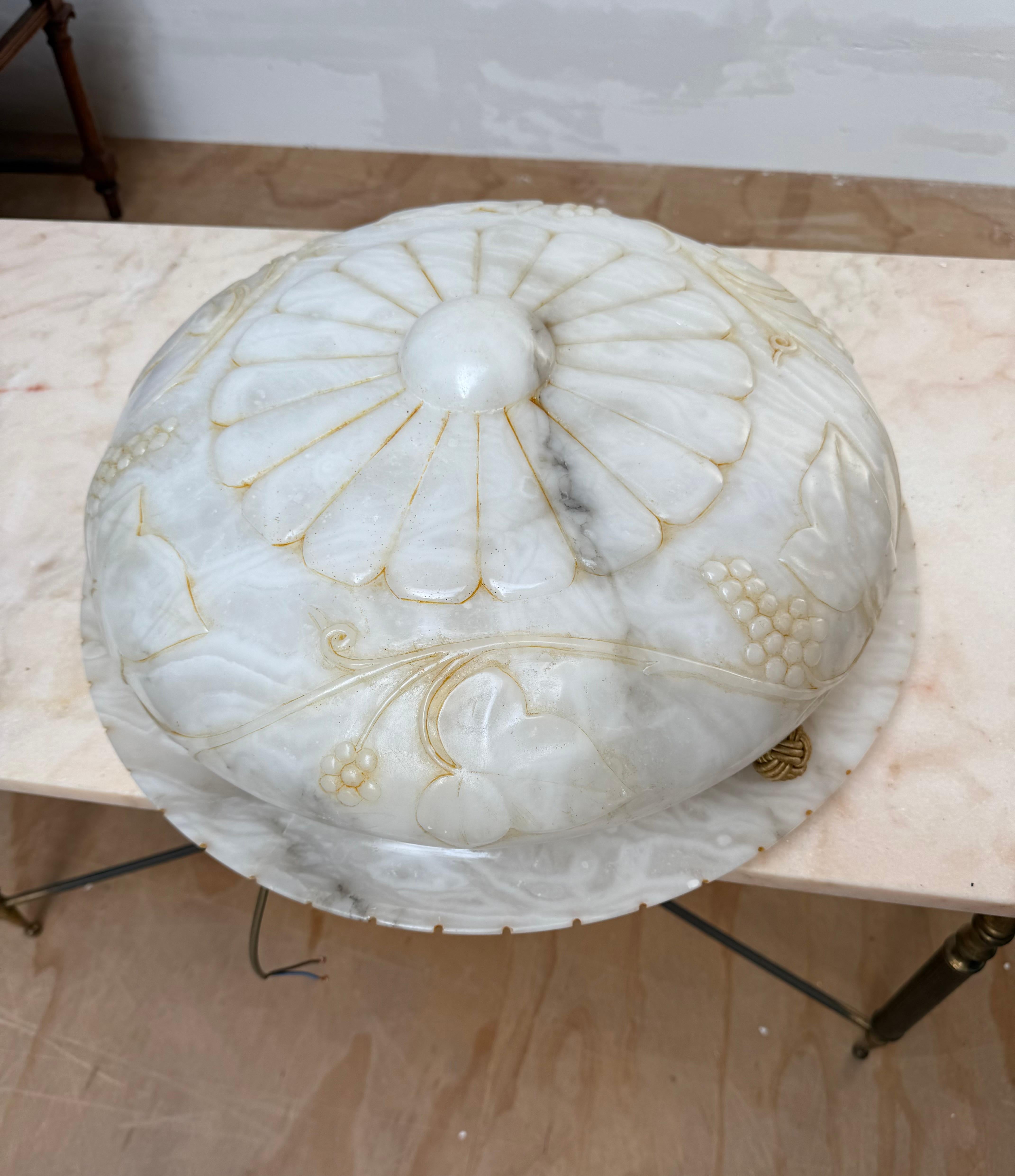 Great quality workmanship, Arts & Crafts era large chandelier with a unique white and black alabaster shade and a perfect matching alabaster canopy.

Thanks to its large size, its unique hand carved design and superb condition this alabaster