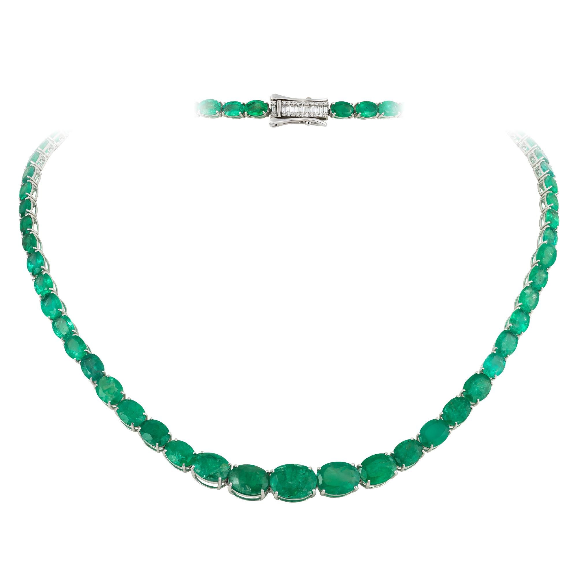 Einzigartige 18 Karat Weißgold Halskette mit Smaragd und Diamant für sie (Moderne) im Angebot