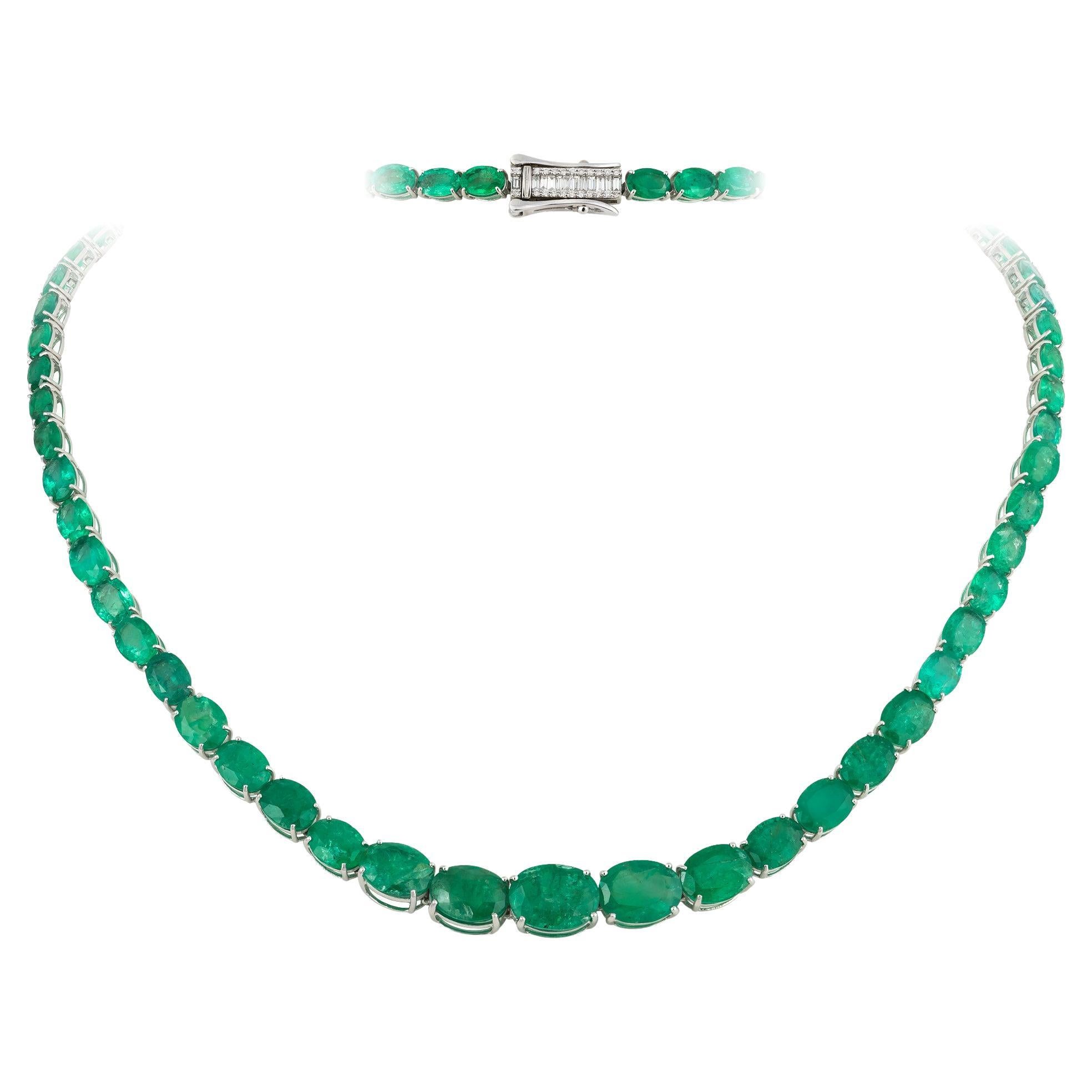 Einzigartige 18 Karat Weißgold Halskette mit Smaragd und Diamant für sie im Angebot
