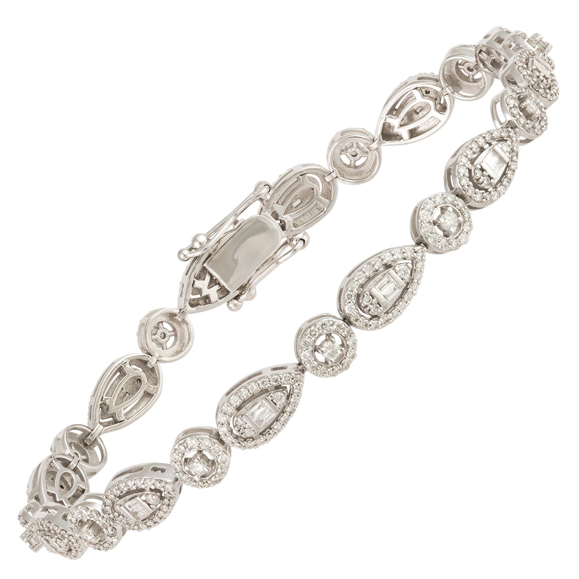 Modern Unique White Gold 18K Tennis Bracelet Diamond for Her For Sale