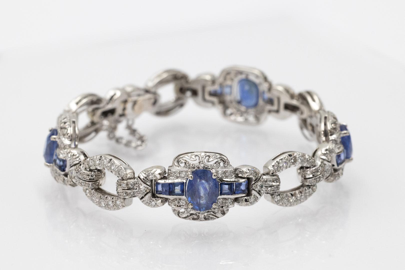 Bracciale vintage in stile Art Déco geometrico degli anni '30, con diamanti e zaffiri incastonati.

Realizzato in oro bianco a 14 carati.

Incastonati 236 diamanti antichi con taglio 8/8, per un totale di circa 3,00ct (colore H-J, purezza SI-P1), e