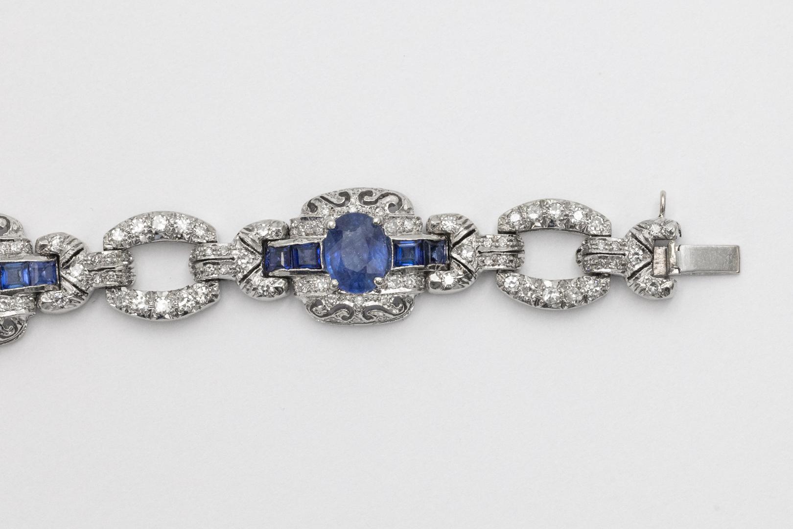 Art Déco Bracciale unico in oro bianco con zaffiri e diamanti in stile Art Deco. in vendita