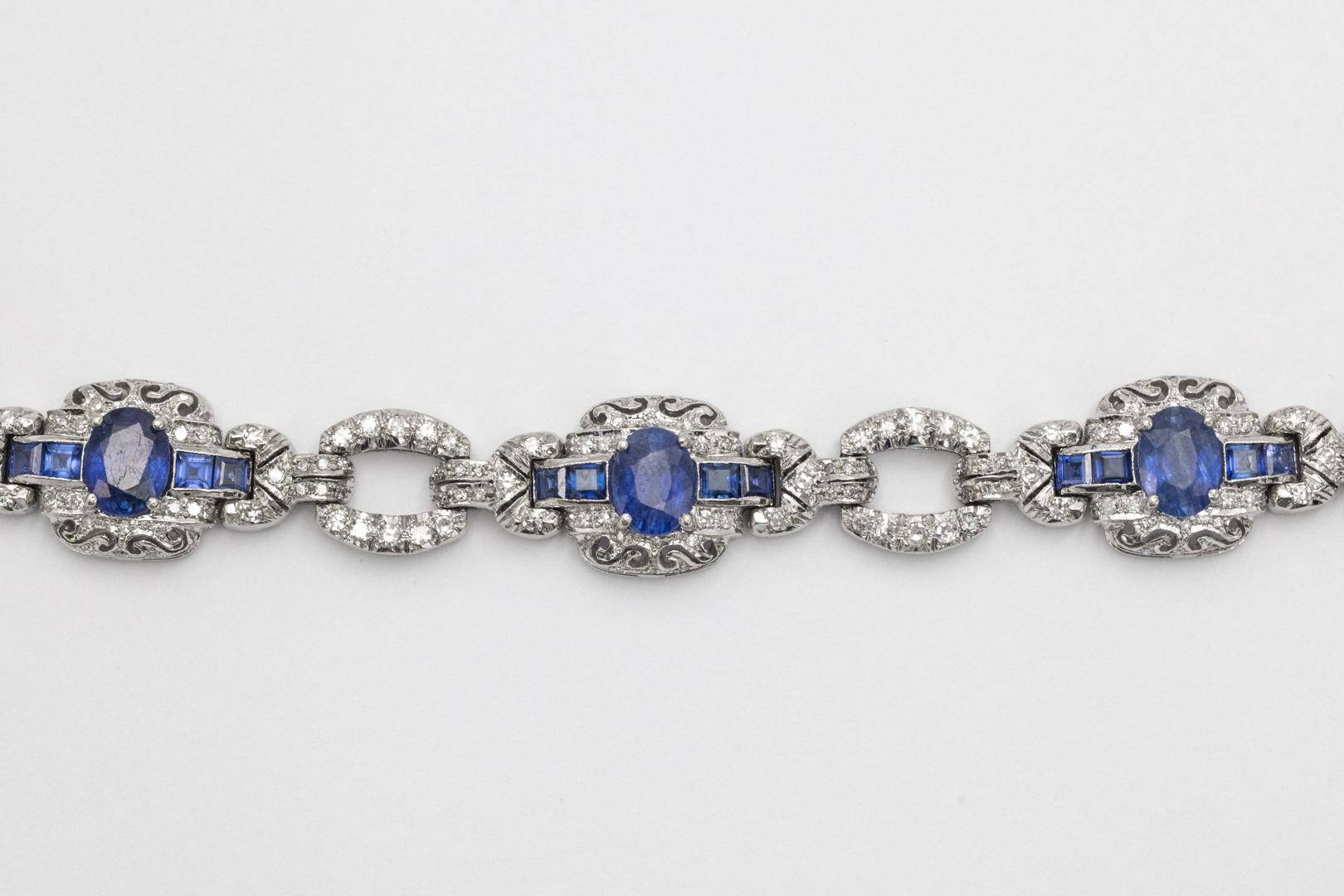 Taglio ovale Bracciale unico in oro bianco con zaffiri e diamanti in stile Art Deco. in vendita