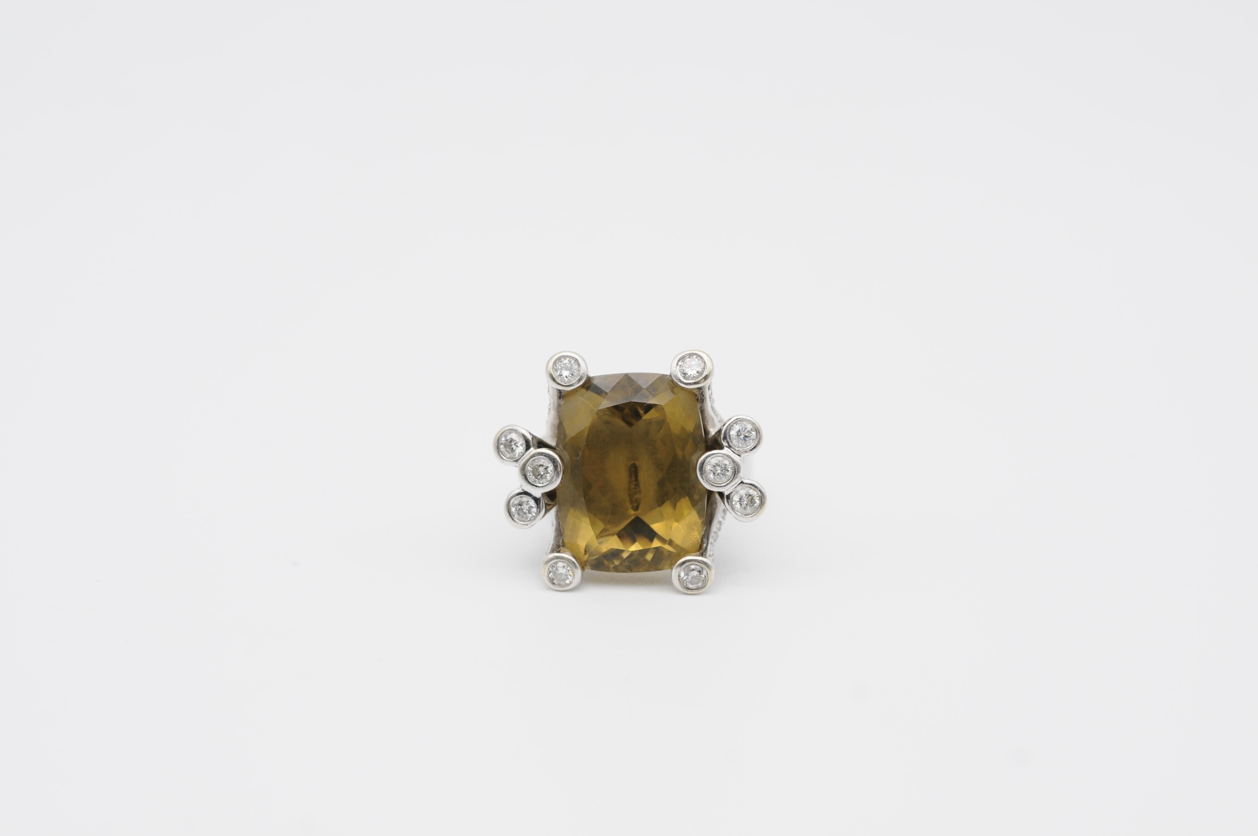 Der einzigartige Ring aus Weißgold mit braunem Topas und Brillianten - ein wahres Meisterwerk an Eleganz, Luxus und Raffinesse. Dieser atemberaubende Ring zeigt einen großen Brauntopas im Smaragdschliff, der in 14-karätigem Weißgold gefasst ist und