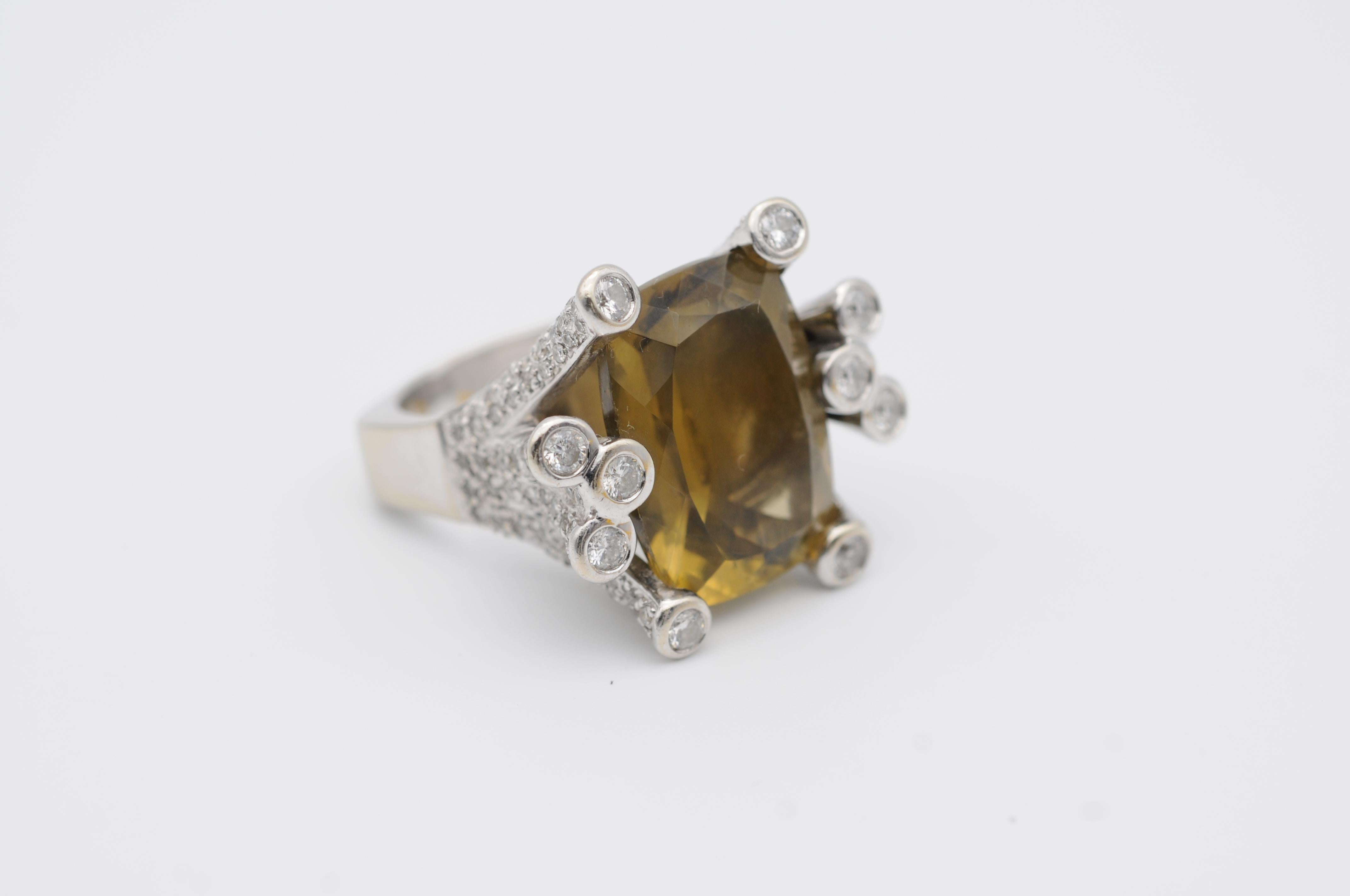 Einzigartiger Weißgoldring mit Diamant und braunem Topas  (Smaragdschliff) im Angebot