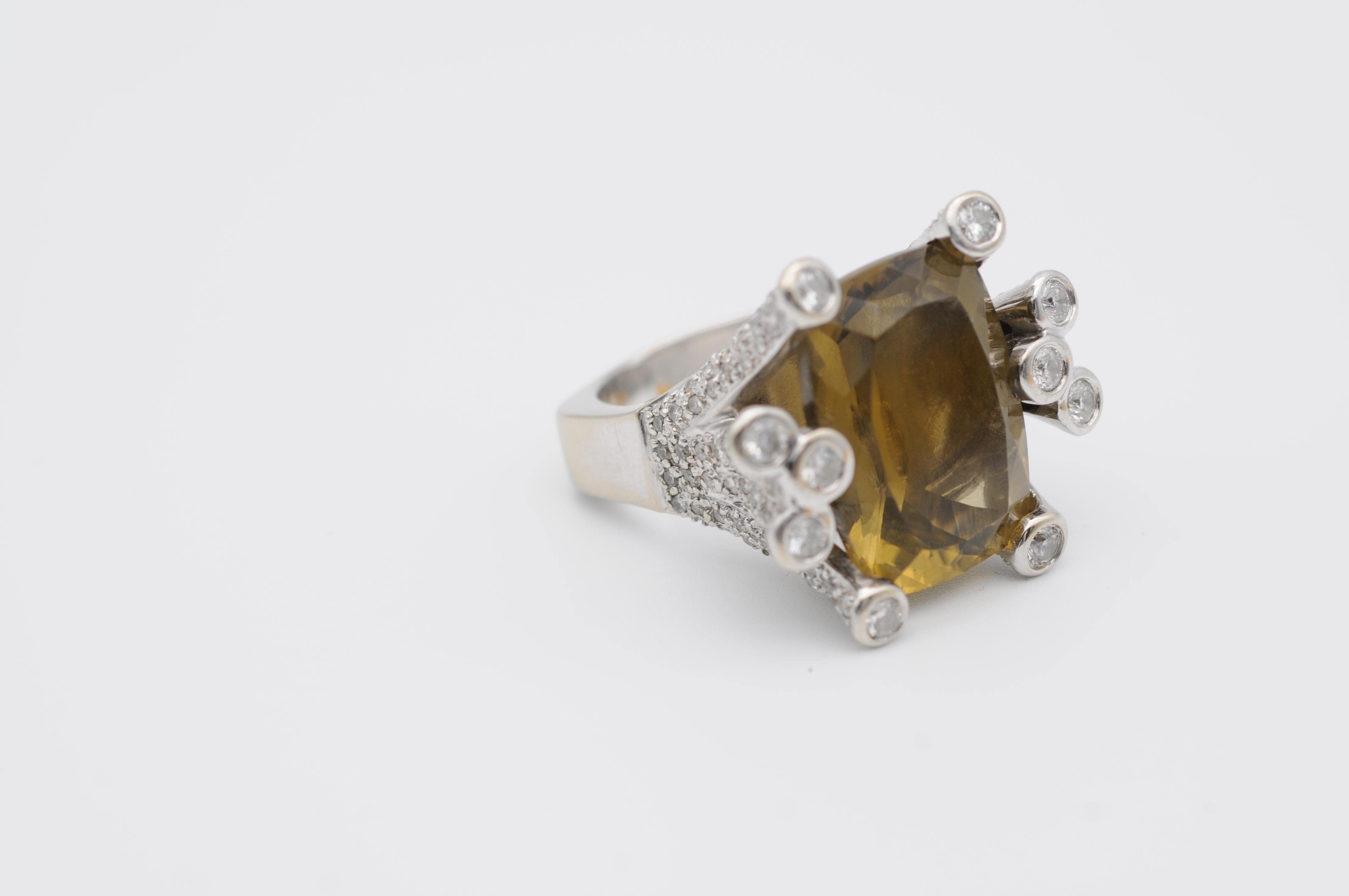 Einzigartiger Weißgoldring mit Diamant und braunem Topas  im Zustand „Gut“ im Angebot in Berlin, BE