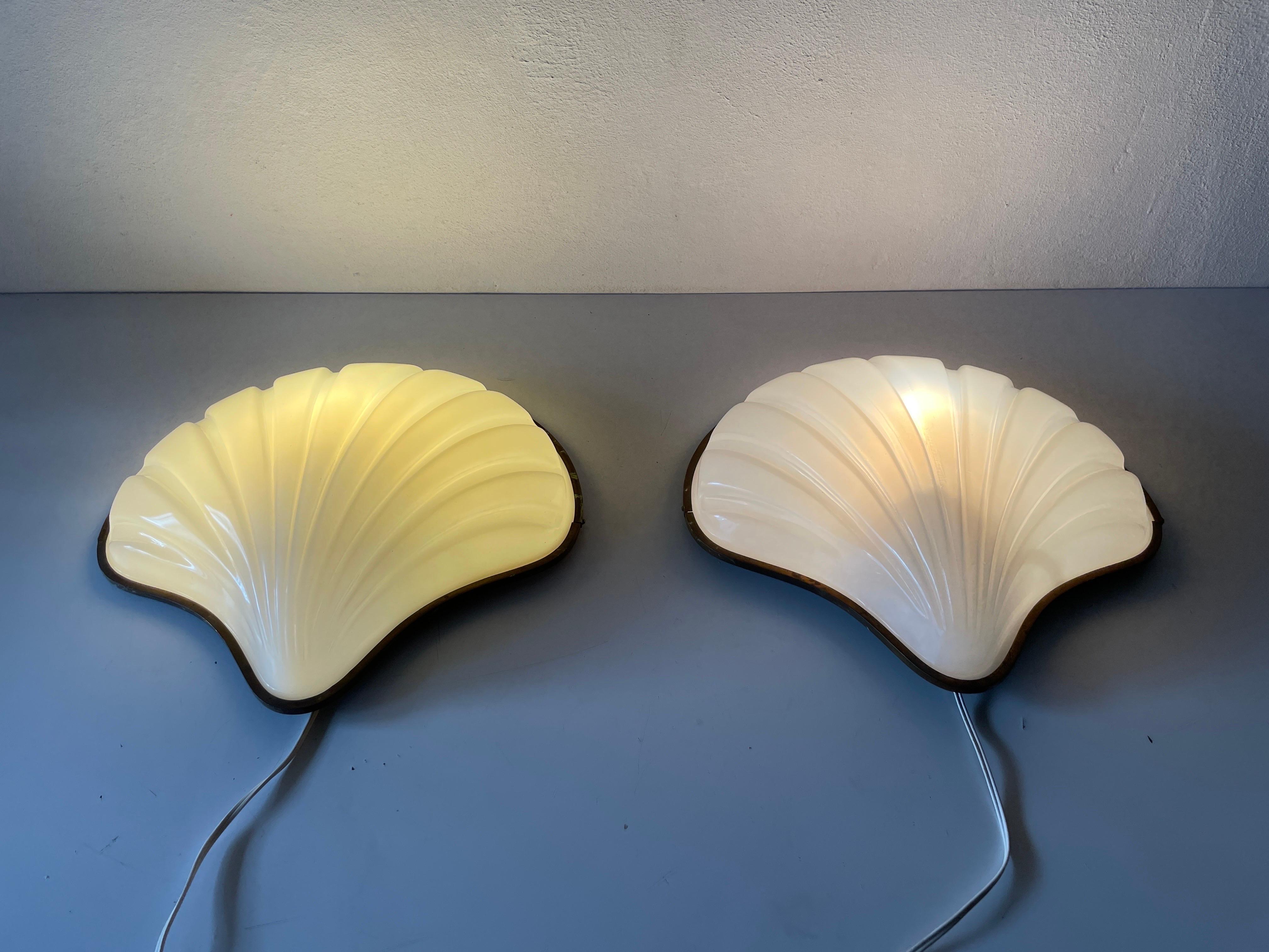 Unique White Plexiglass Shell Shaped Pair of Large Sconces, 1950s, Italy For Sale 3
