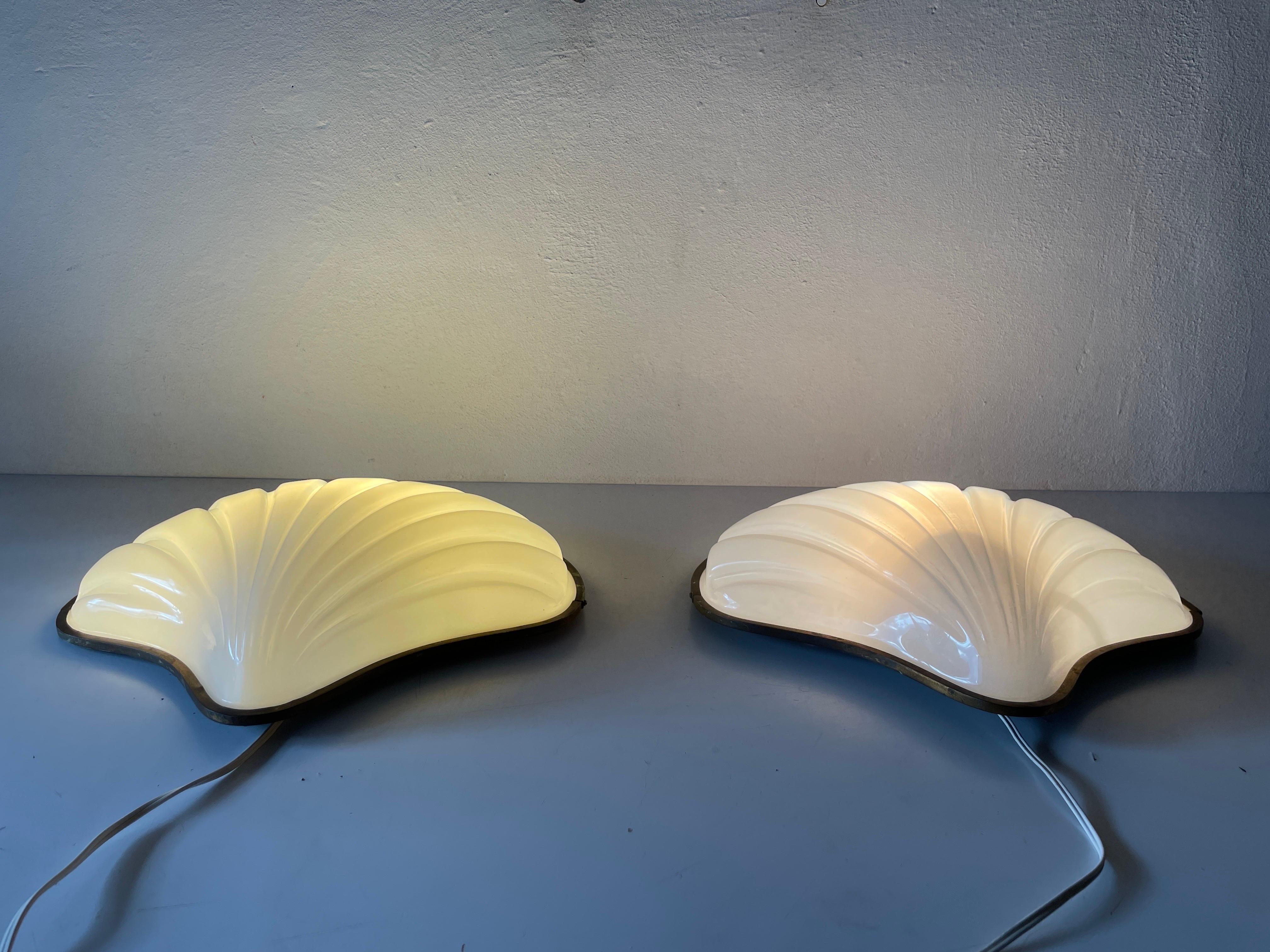 Unique White Plexiglass Shell Shaped Pair of Large Sconces, 1950s, Italy For Sale 4