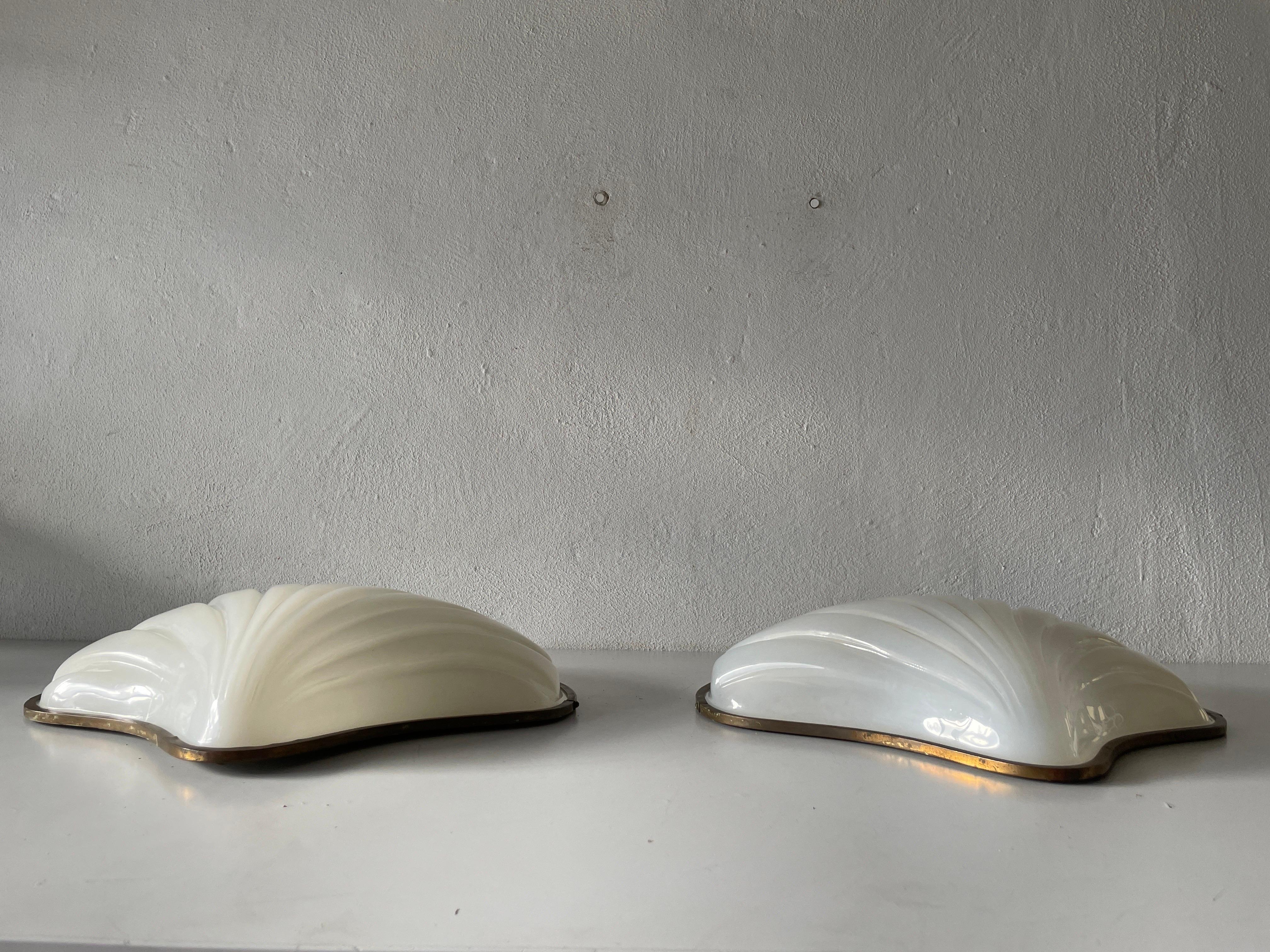 Unique White Plexiglass Shell Shaped Pair of Large Sconces, 1950s, Italy In Good Condition For Sale In Hagenbach, DE