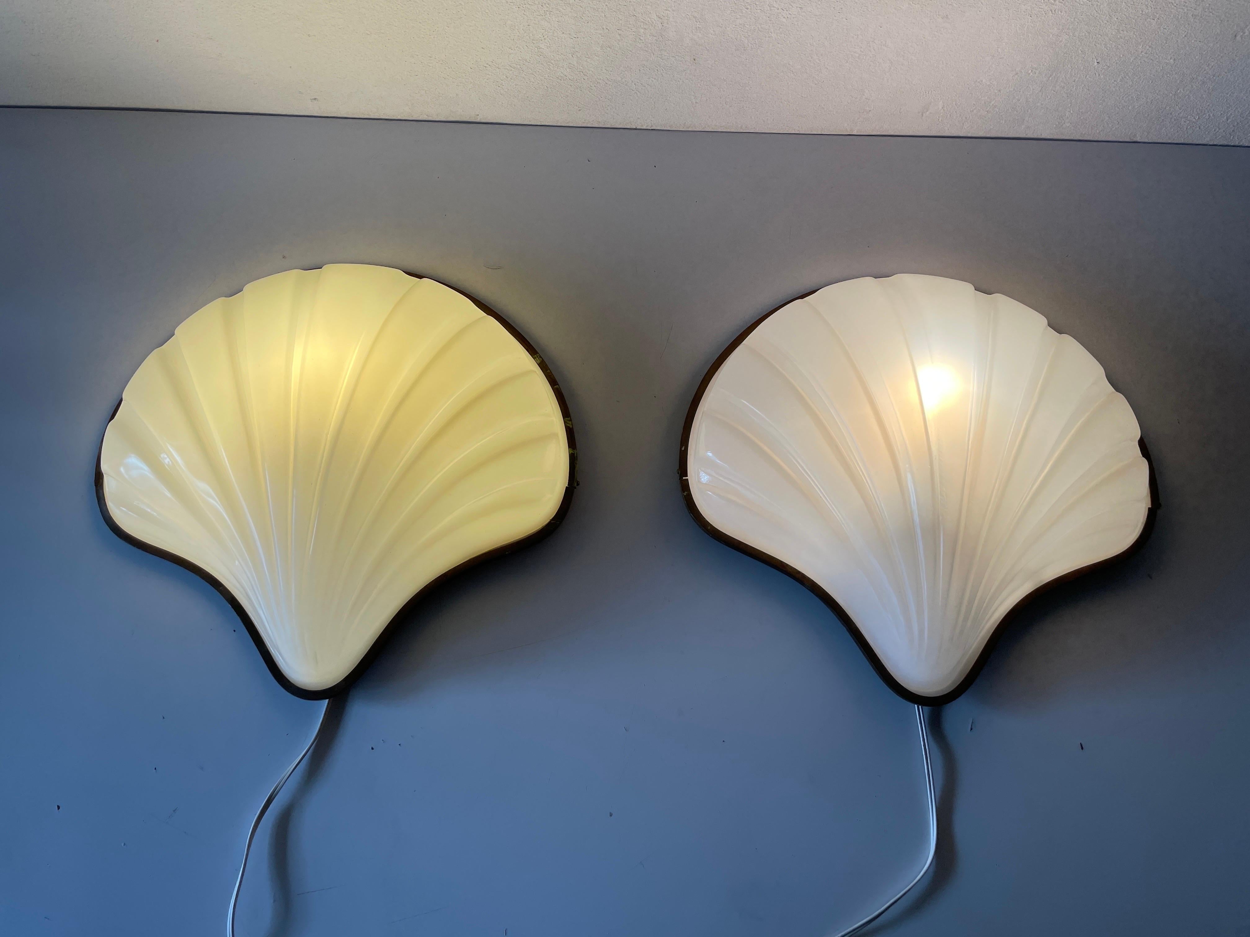 Unique White Plexiglass Shell Shaped Pair of Large Sconces, 1950s, Italy For Sale 1
