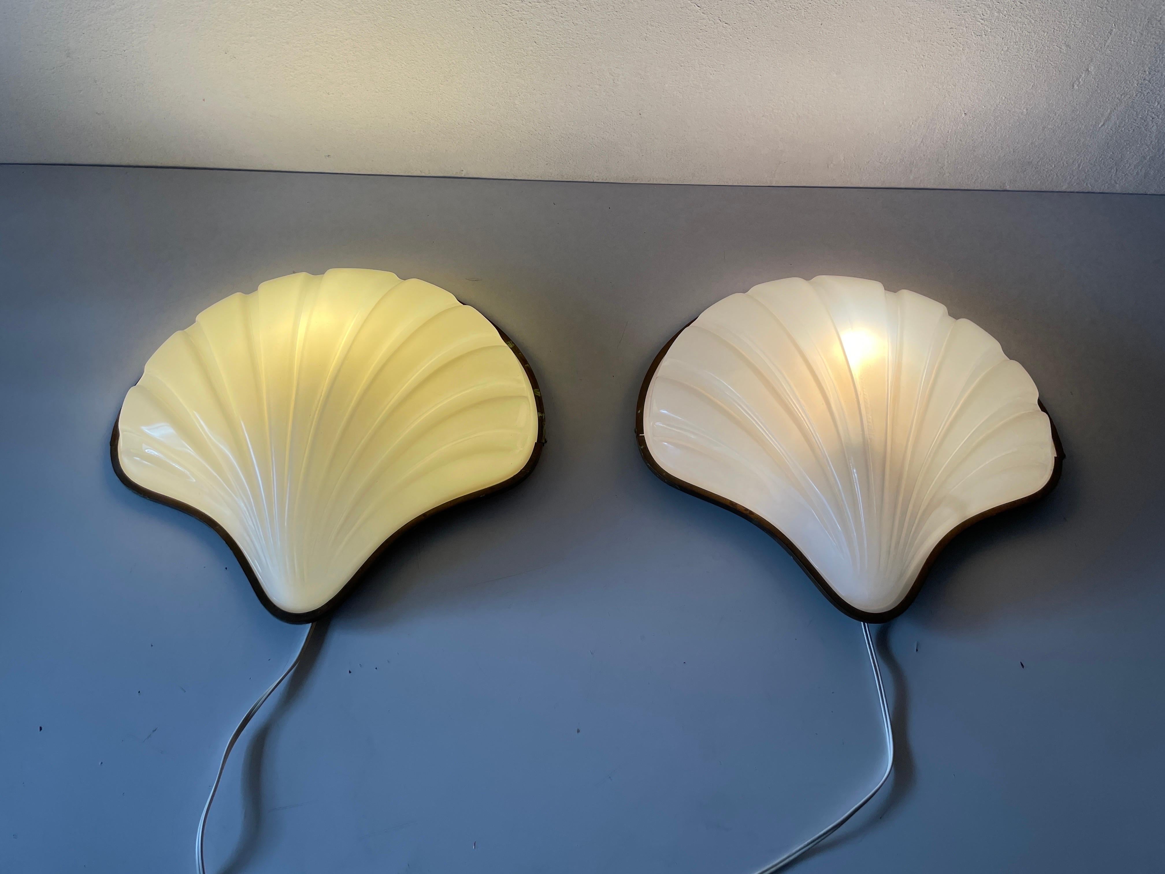 Unique White Plexiglass Shell Shaped Pair of Large Sconces, 1950s, Italy For Sale 2