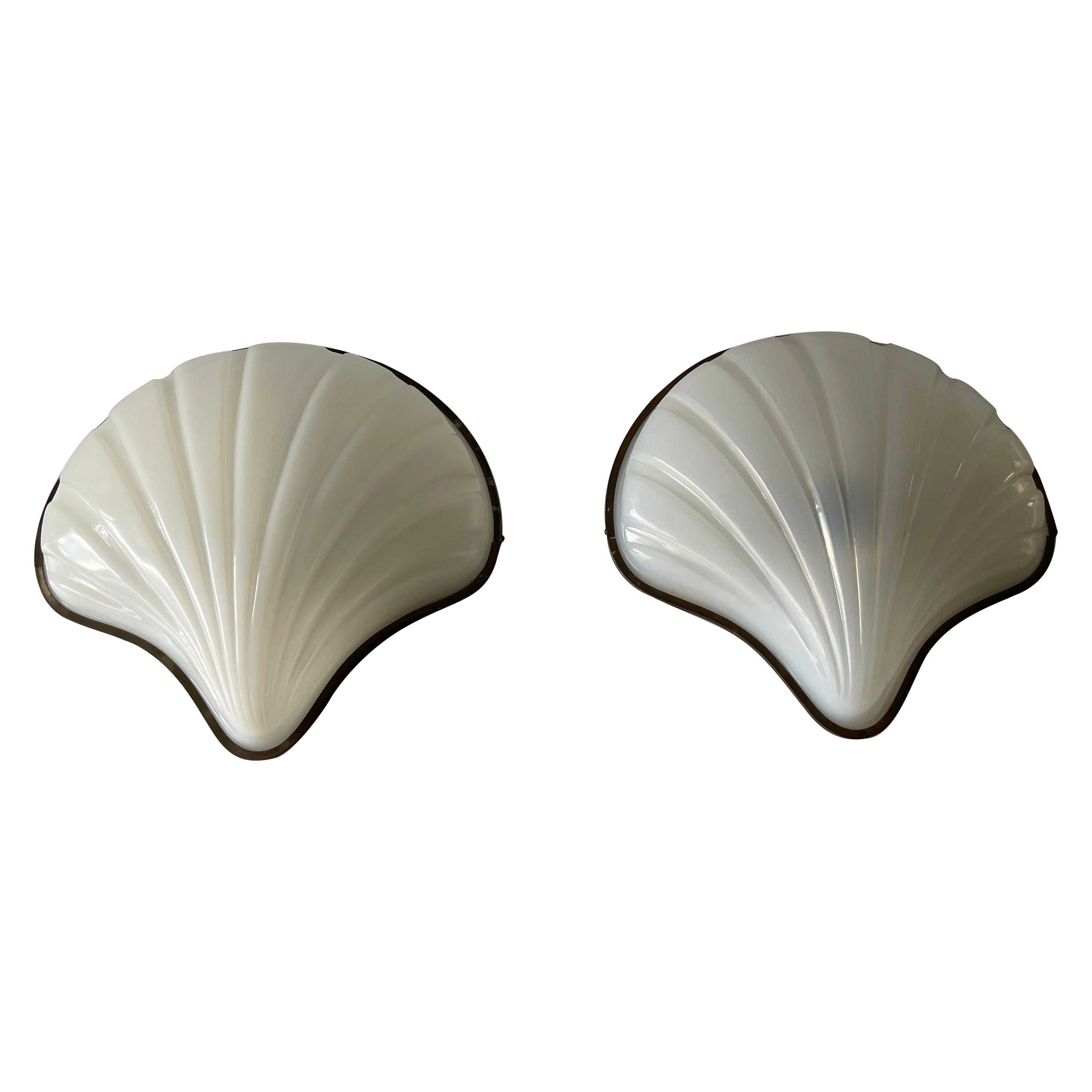 Coppia di grandi lampade a forma di conchiglia in plexiglass bianco, anni '50, Italia