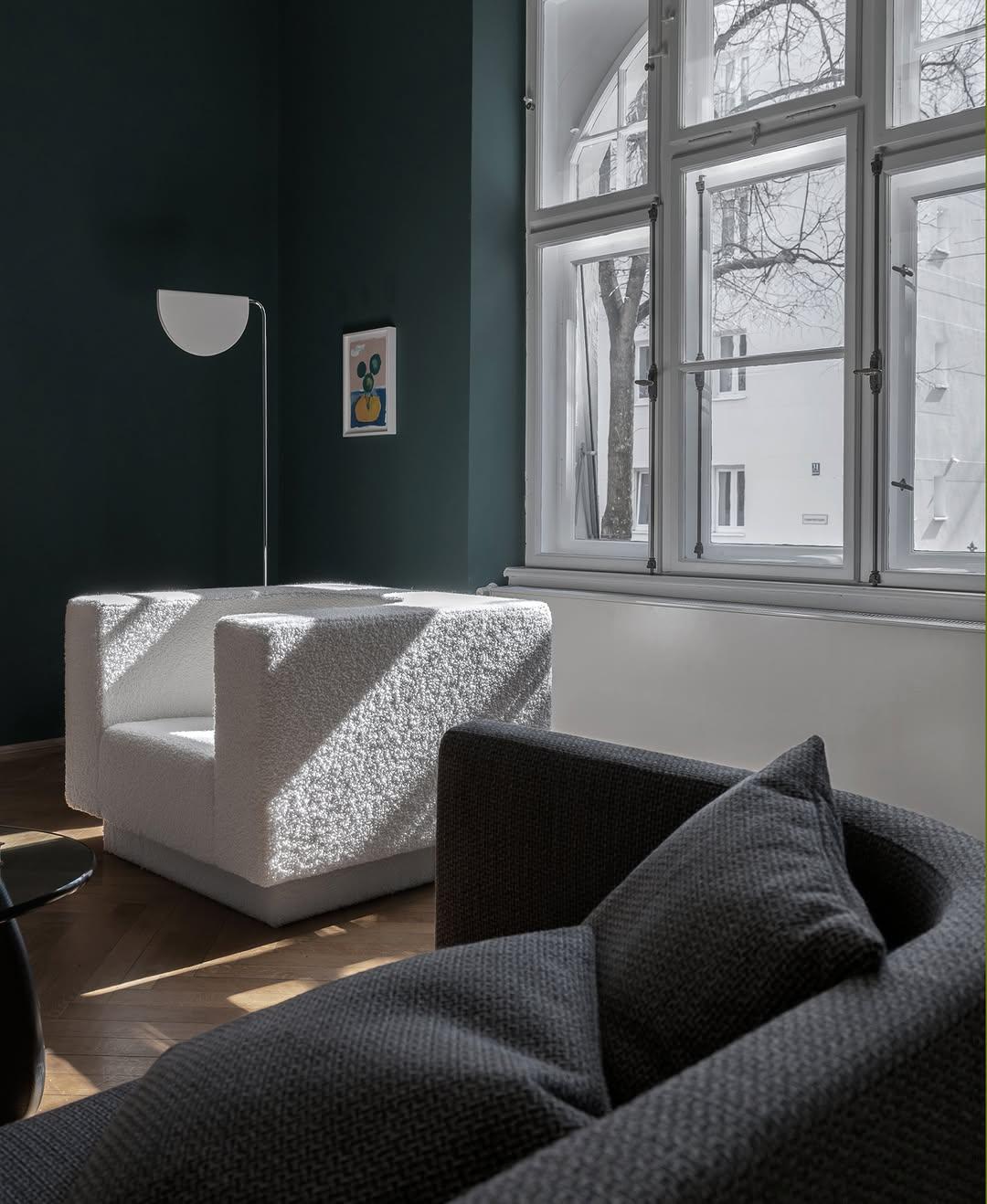 Fauteuil Rama blanc unique - Structure en bois et tapisserie d'ameublement en tissu par Megarisiotis Neuf - En vente à Geneve, CH
