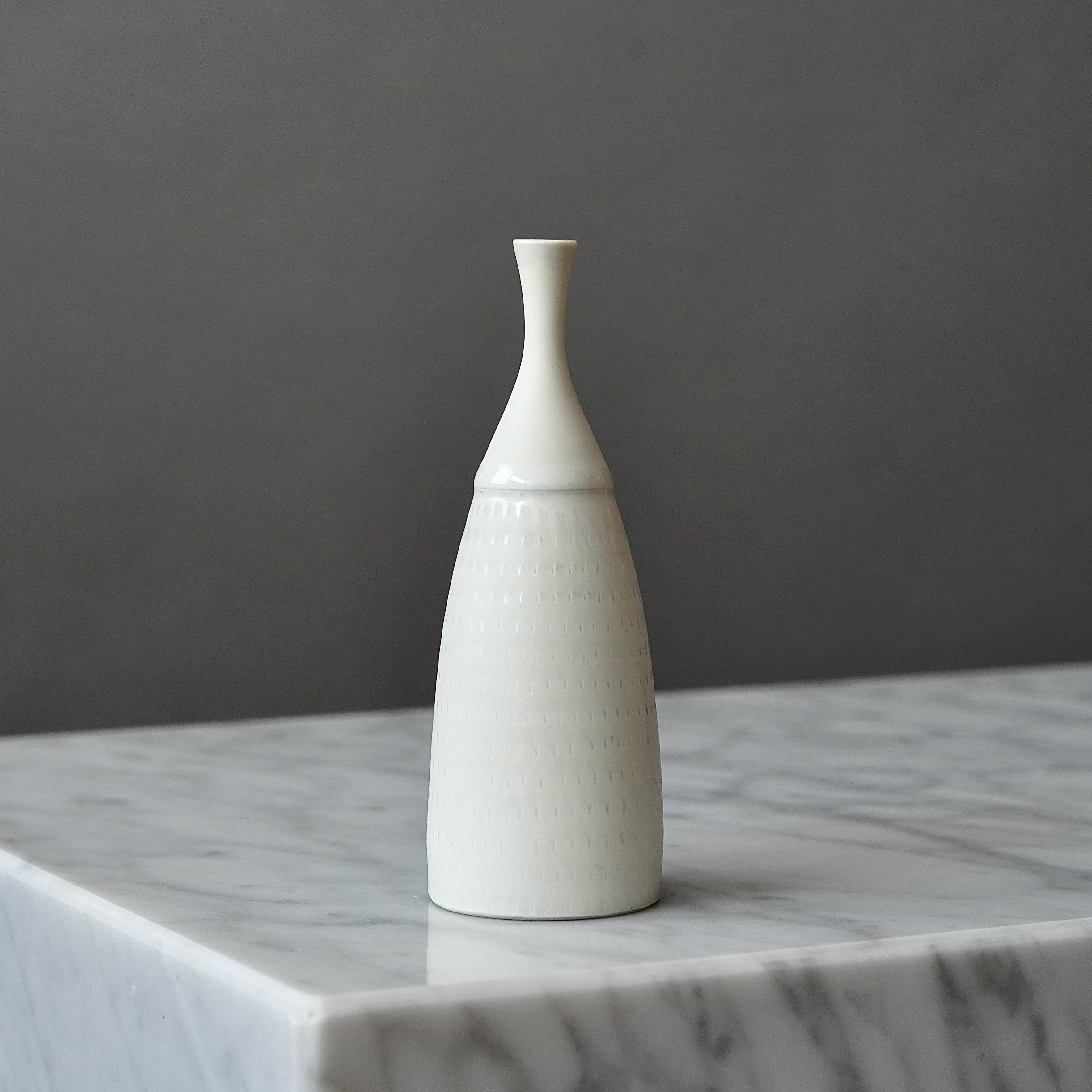 Un bellissimo e unico vaso in gres con un'incredibile smaltatura bianca.
Realizzato da Stig Lindberg nello Studio A di Gustavsberg, Svezia. 1963.

Ottime condizioni.
Inciso 