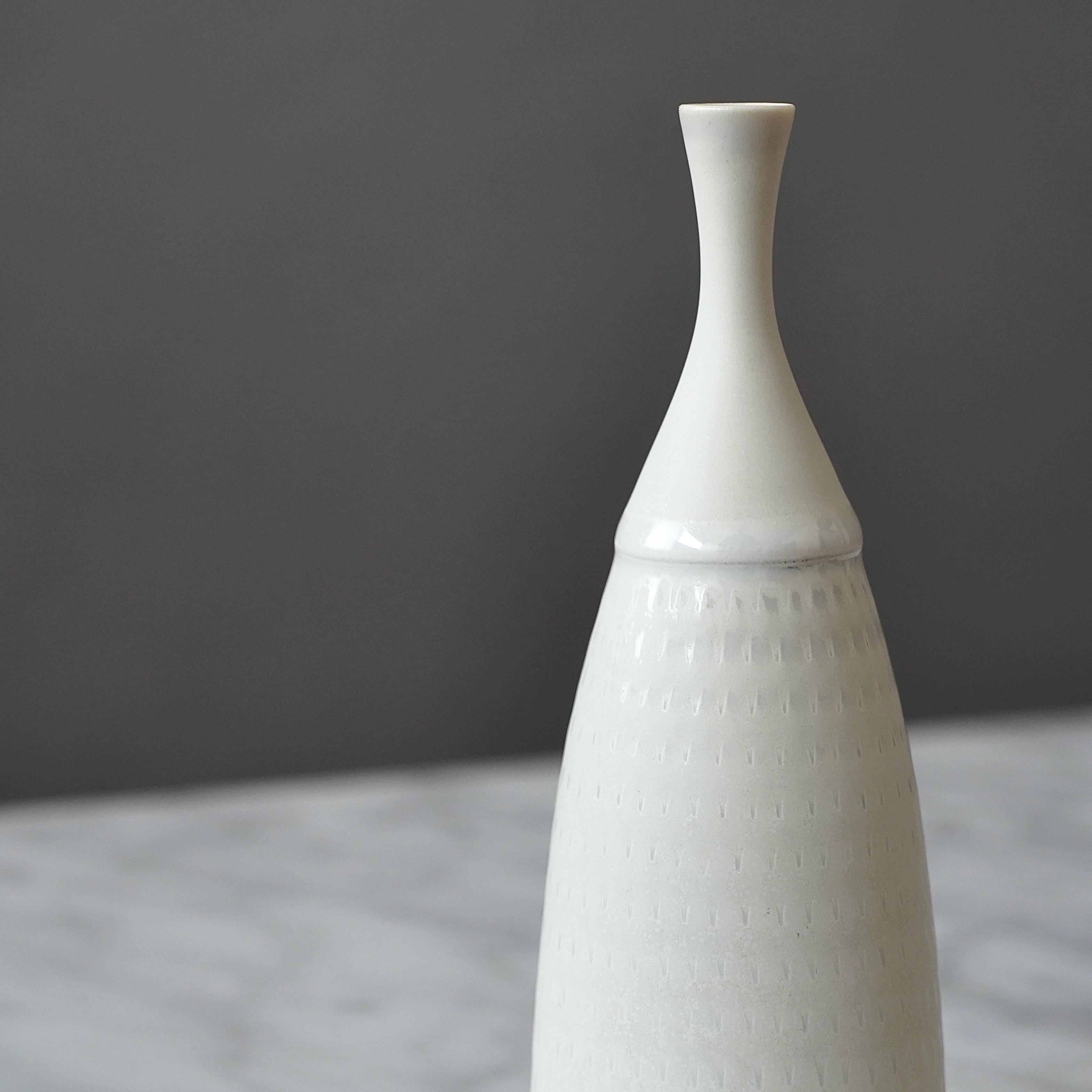 Svedese Vaso unico in gres bianco di Stig Lindberg. Studio A, Svezia, 1963 in vendita