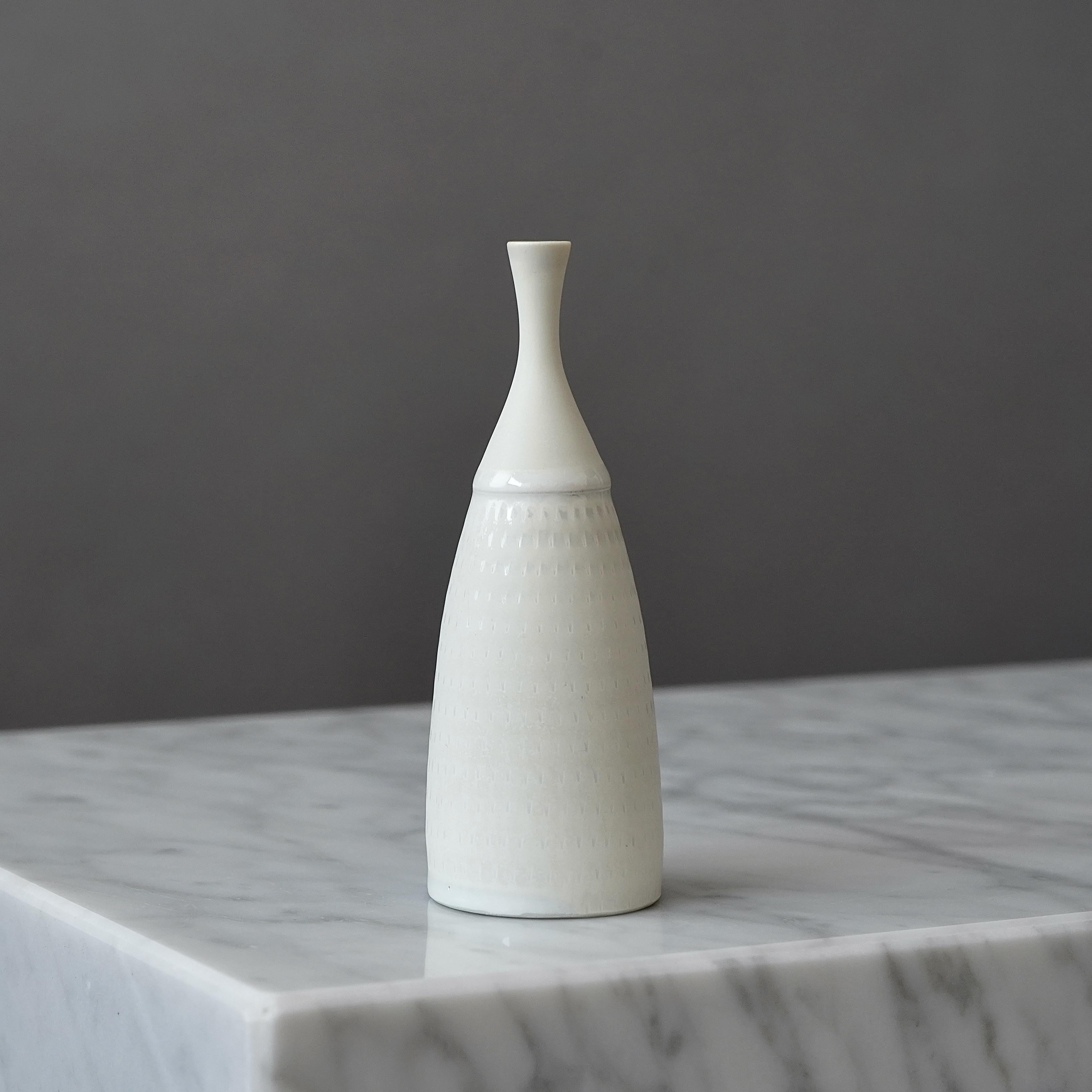 Tornito Vaso unico in gres bianco di Stig Lindberg. Studio A, Svezia, 1963 in vendita