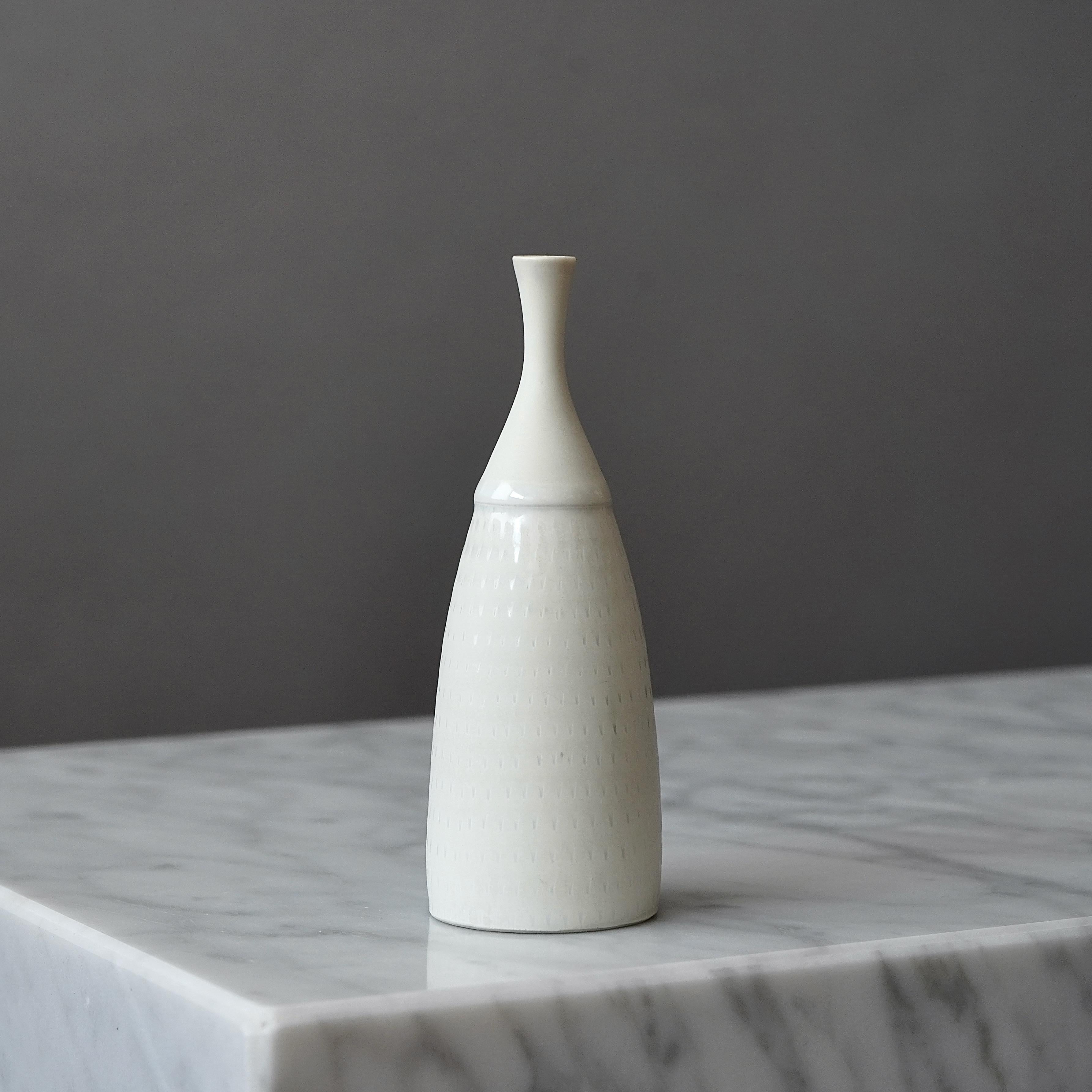 Vaso unico in gres bianco di Stig Lindberg. Studio A, Svezia, 1963 In condizioni buone in vendita a Malmö, SE