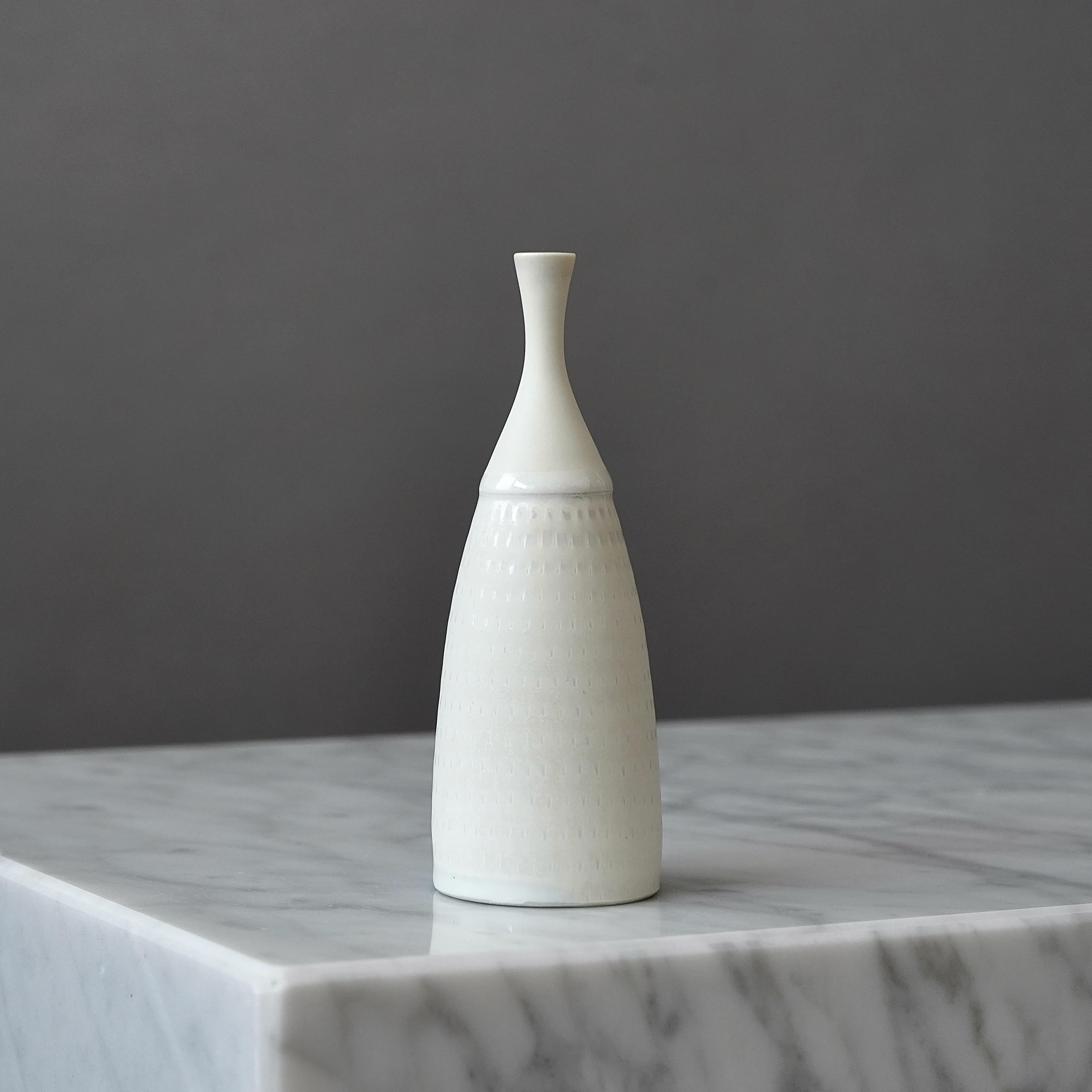 XX secolo Vaso unico in gres bianco di Stig Lindberg. Studio A, Svezia, 1963 in vendita