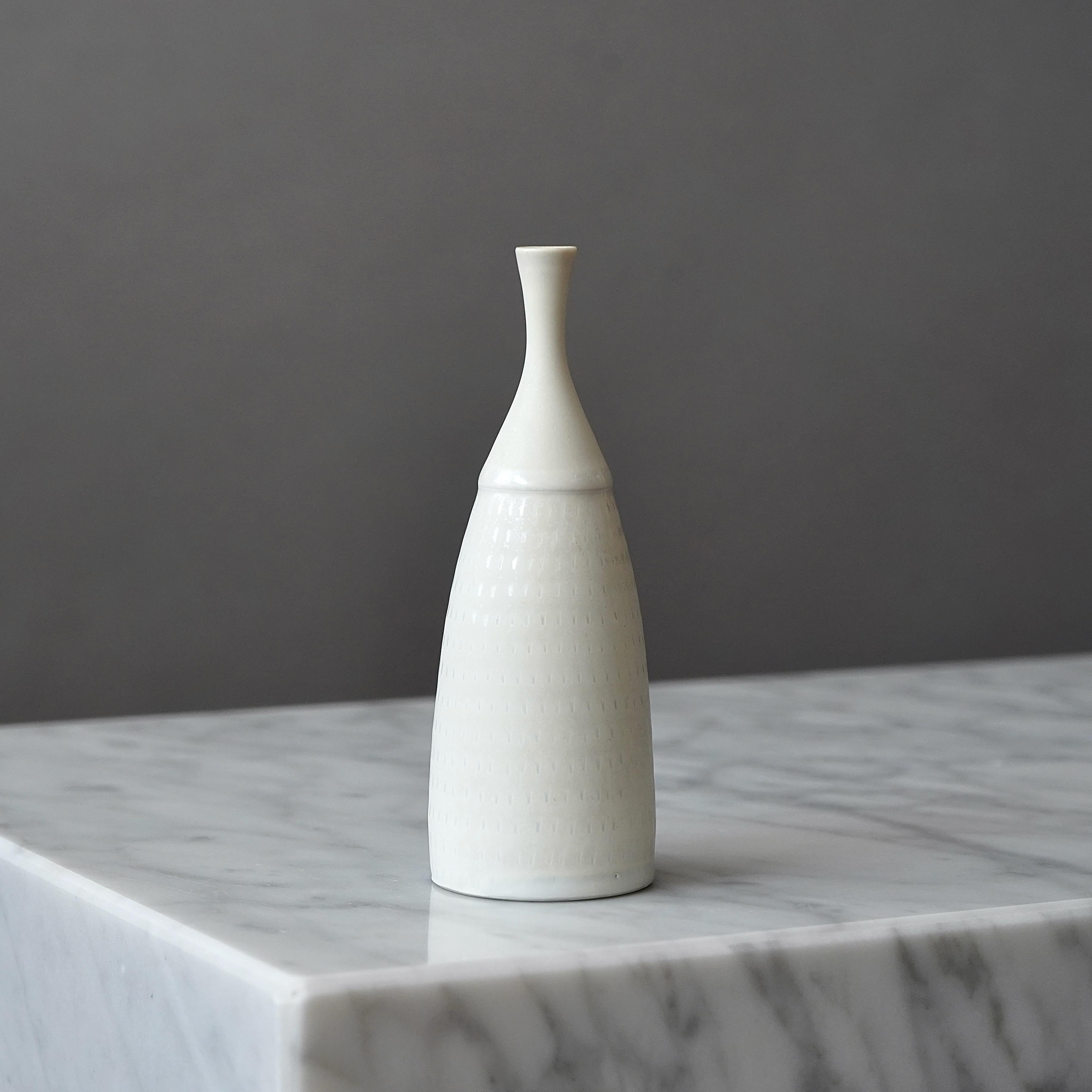 Ceramica Vaso unico in gres bianco di Stig Lindberg. Studio A, Svezia, 1963 in vendita