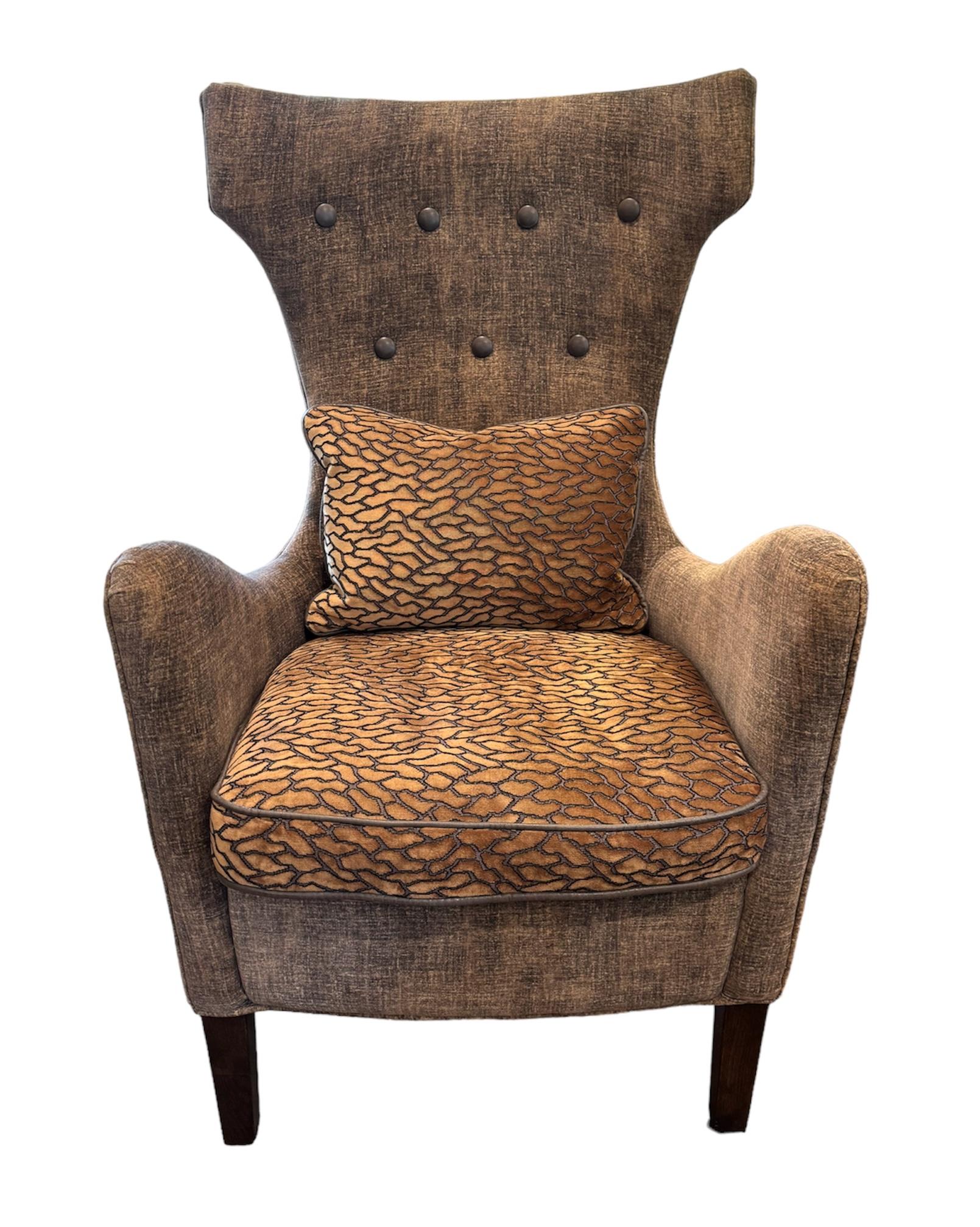 Rehaussez votre espace de vie avec cette superbe chaise à dossier ailé, un mélange parfait de style du milieu du siècle et de luxe moderne. Récemment retapissé, il est doté d'un cadre orné d'un somptueux velours italien Brochier, d'un gris foncé