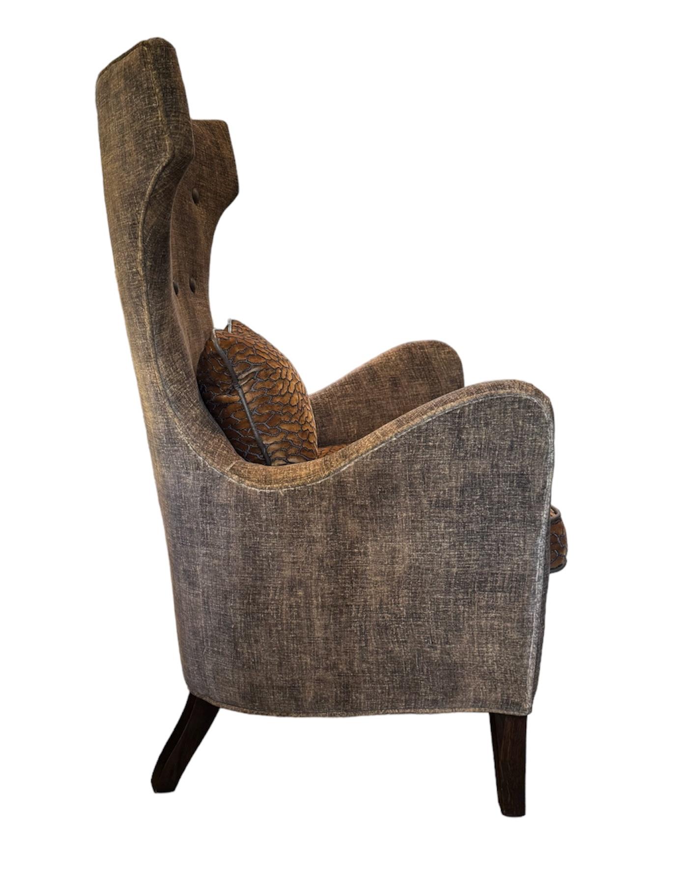 Mid-Century Modern Chaise Wingback unique avec luxueux tissus de velours en vente