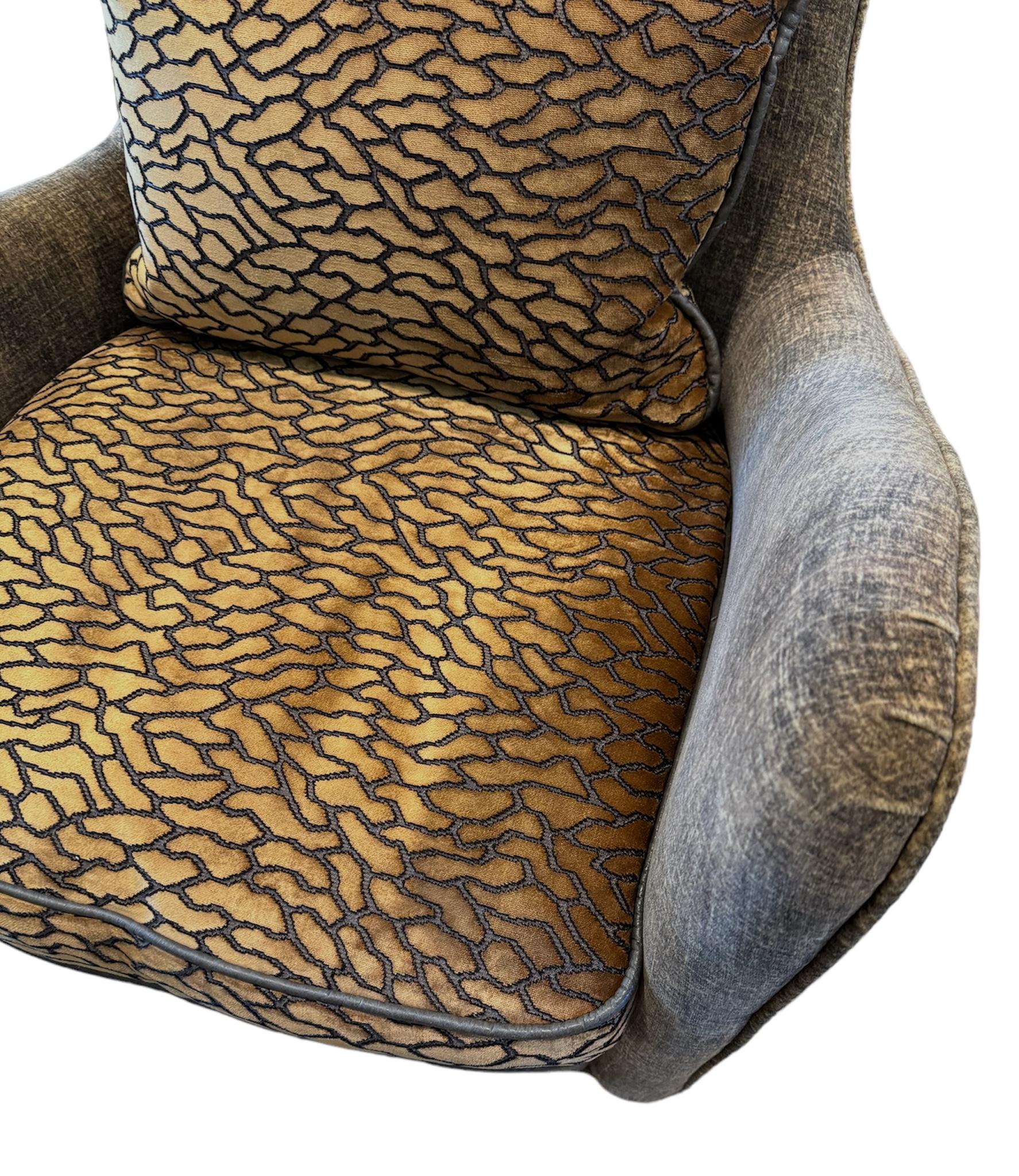 Chaise Wingback unique avec luxueux tissus de velours Excellent état - En vente à Scottsdale, AZ