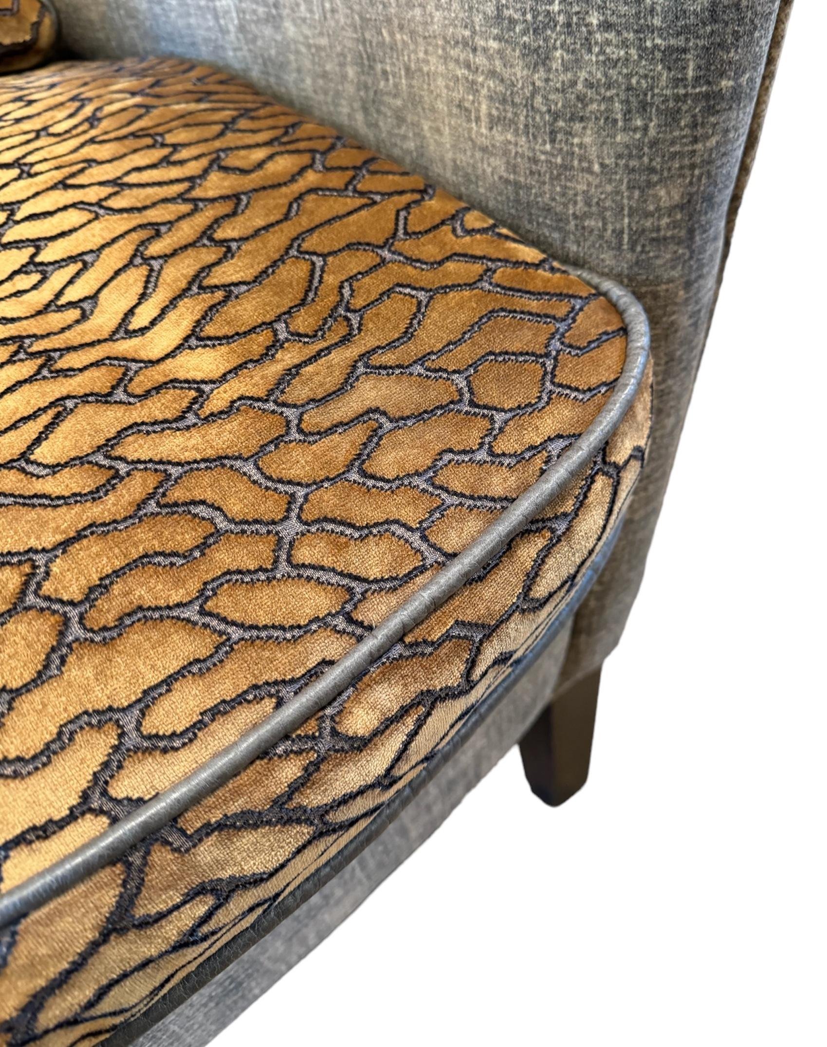 XXIe siècle et contemporain Chaise Wingback unique avec luxueux tissus de velours en vente