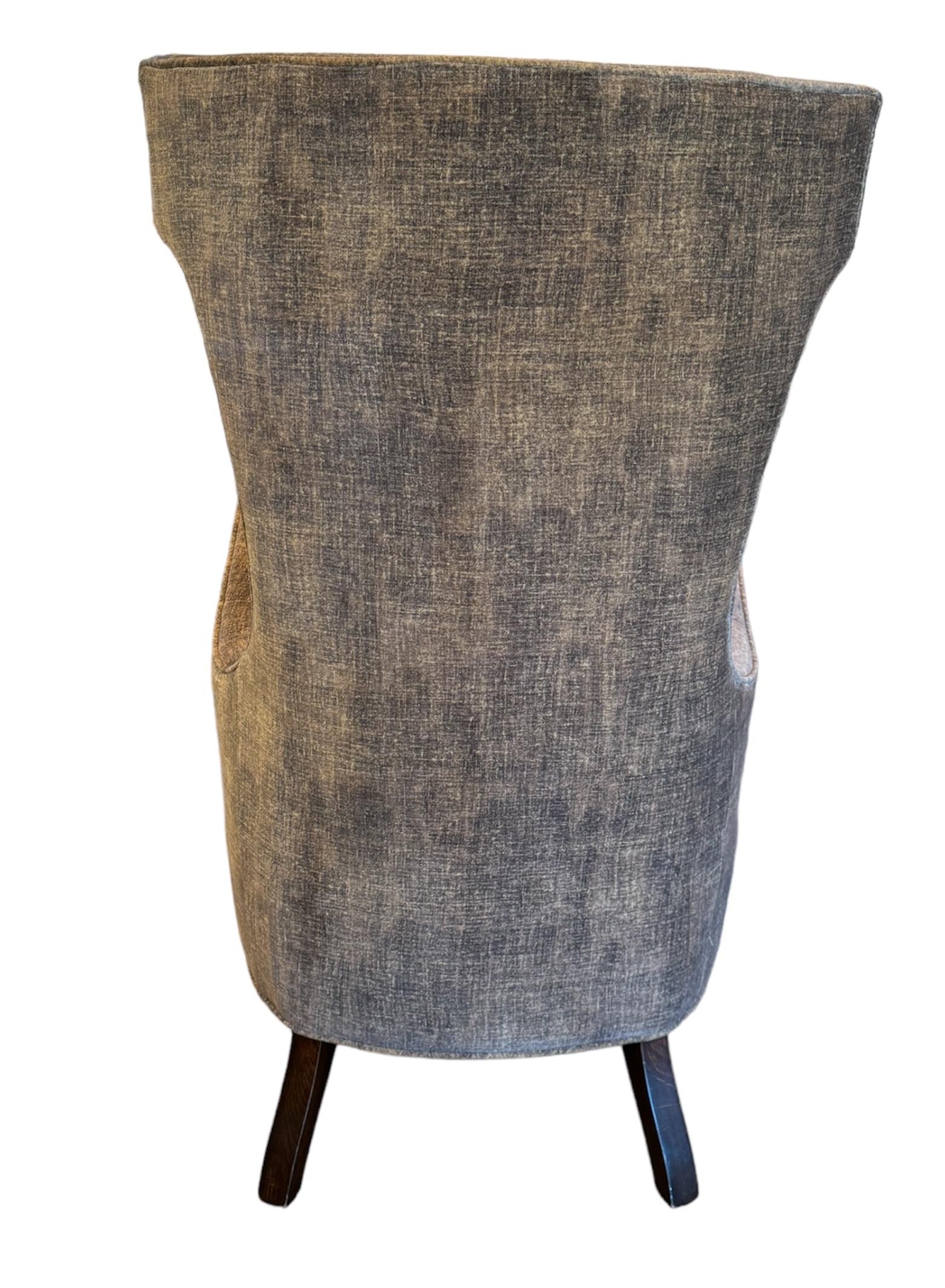 Chaise Wingback unique avec luxueux tissus de velours en vente 1