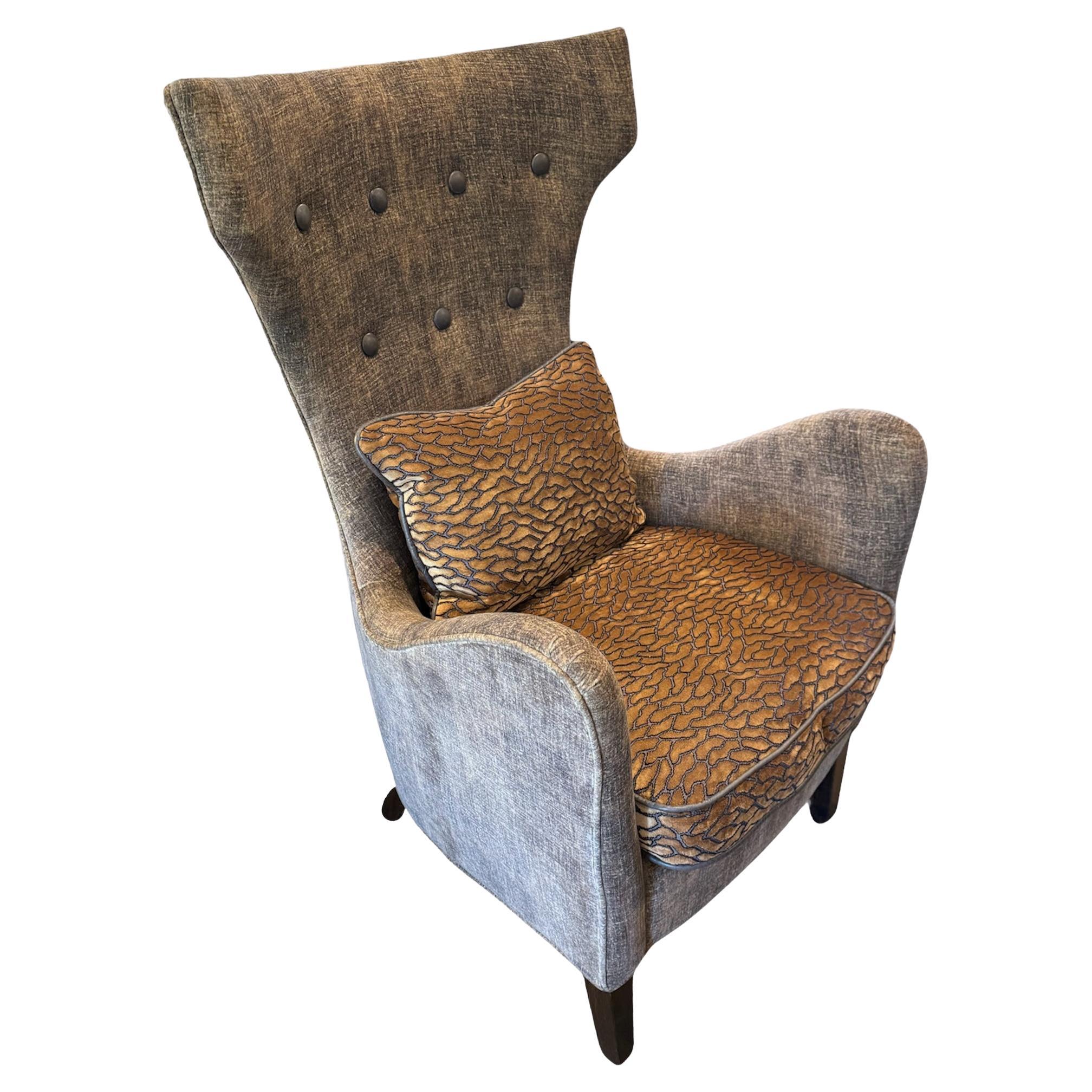 Chaise Wingback unique avec luxueux tissus de velours en vente