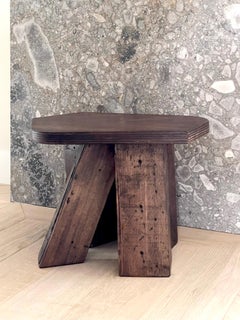 Taburete de madera único de Goons