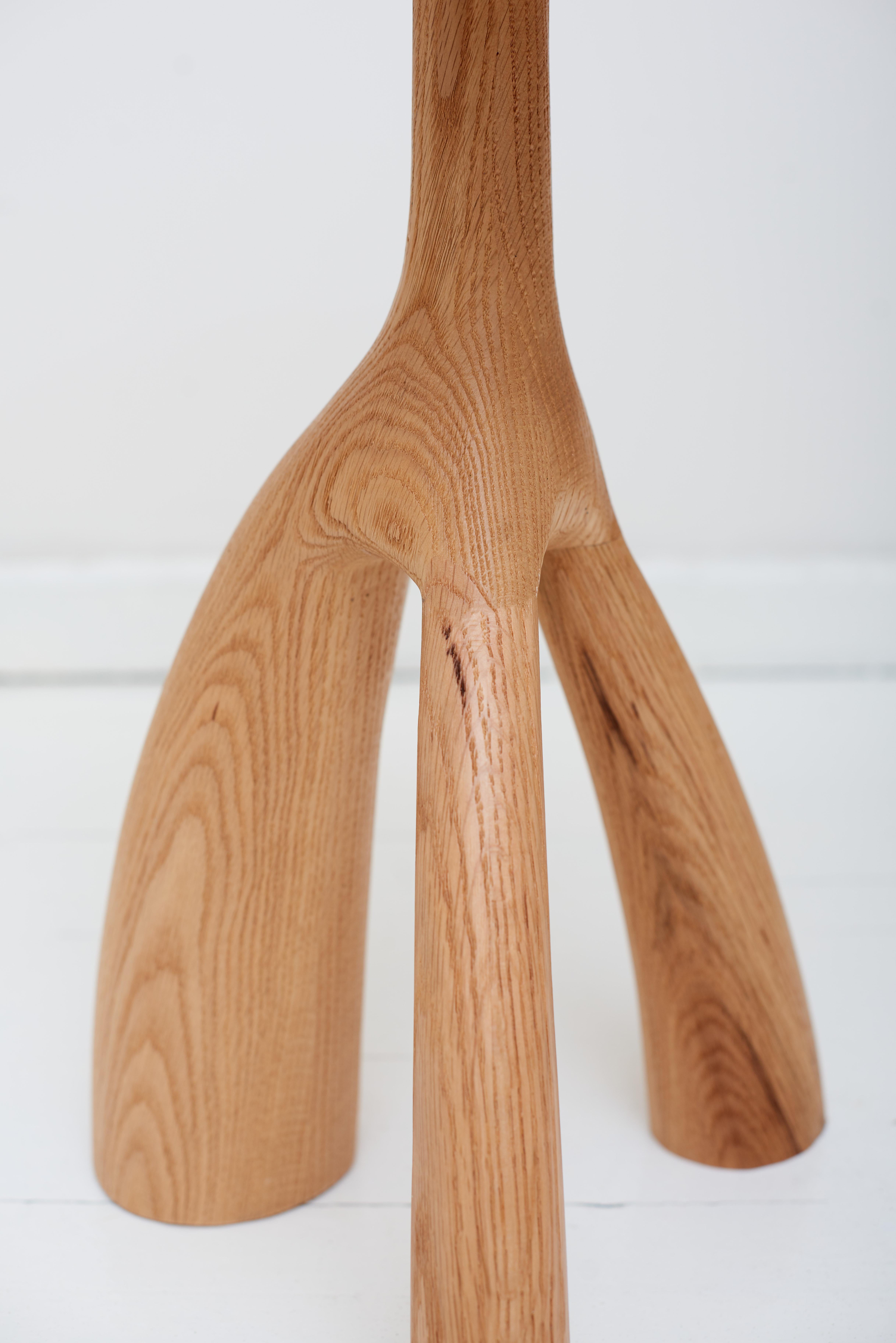 Mesa auxiliar Tecolli de madera de roble única de Lørdag & Søndag Posmoderno en venta