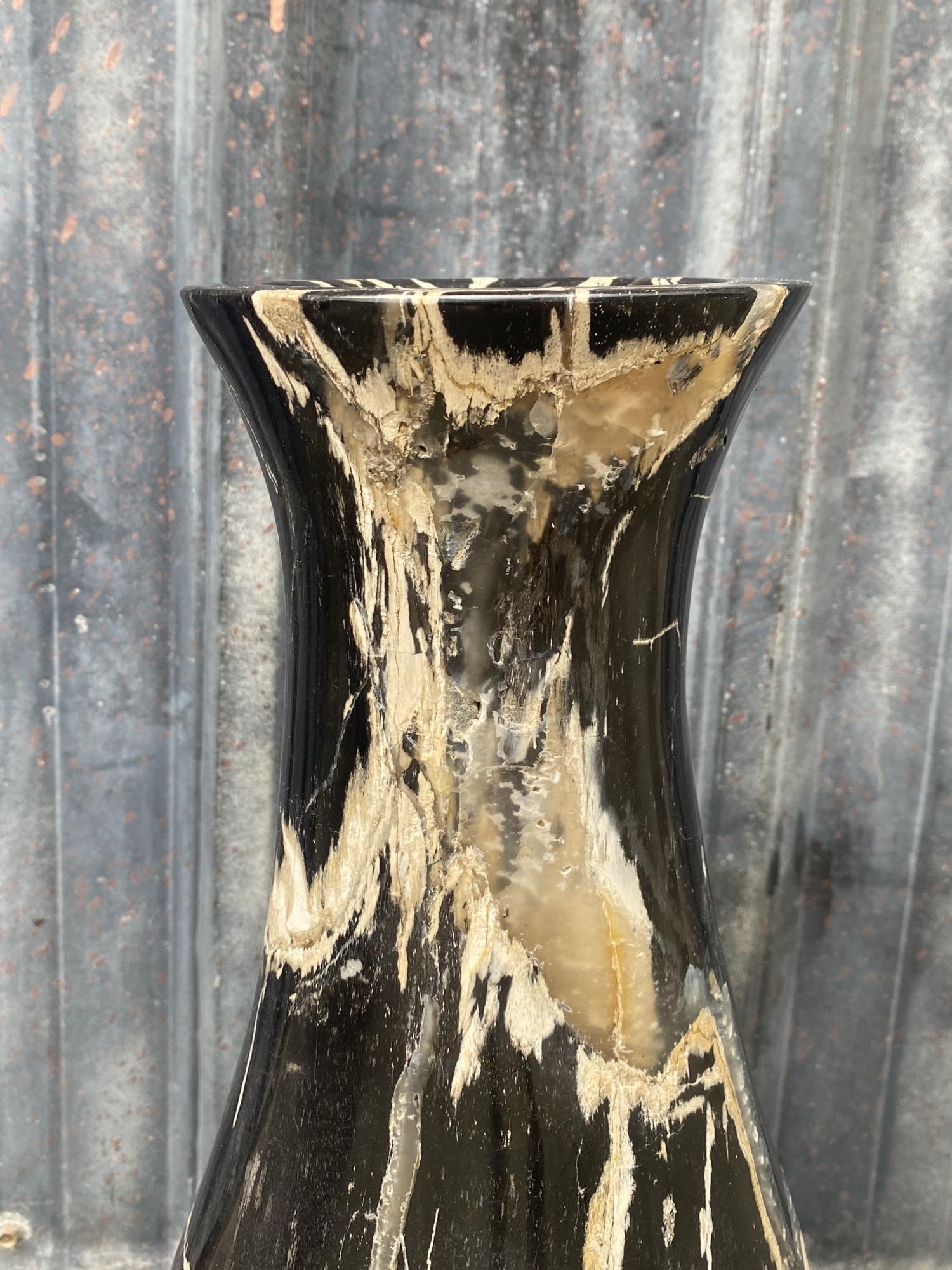 Vaso in legno unico di Wood Wood
Unico nel suo genere
Dimensioni: L 20 L 20 H 55 cm
Materiali: Legno pietrificato completamente lucidato
Peso: 20 kg

Ogni pezzo di Wood Wood è sapientemente realizzato a partire da un raro esemplare di legno
