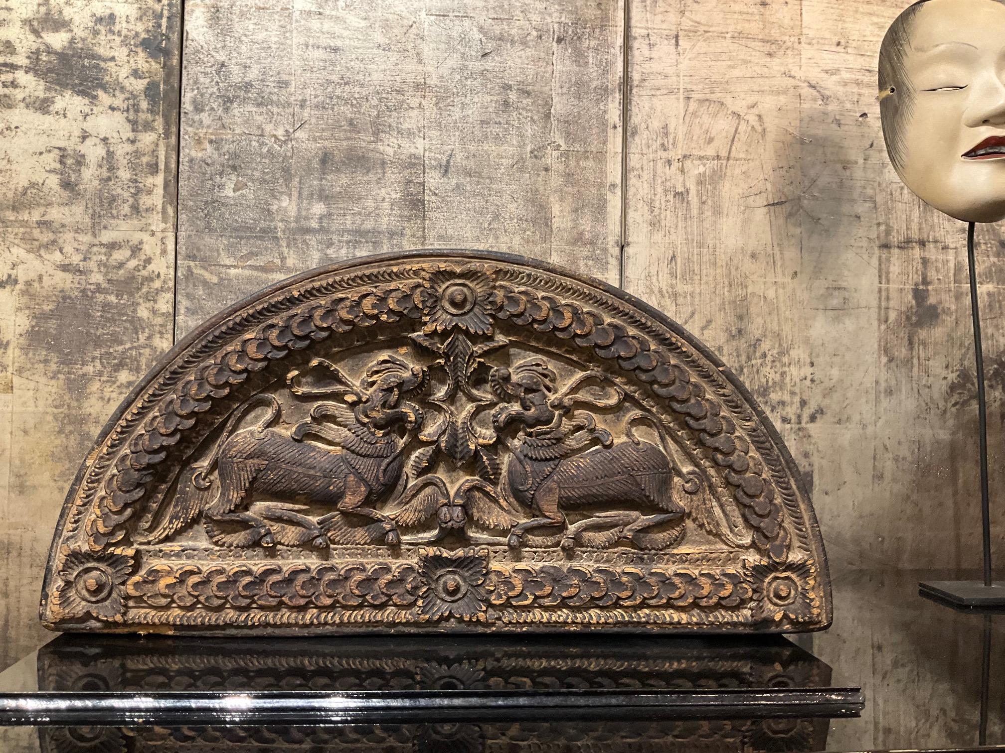 Boîte à ustensiles unique en bois pour la préparation des noix de bétel
Birmanie (Myanmar), 18e-19e siècle
MATERIAL : Bois sculpté
Condit : Structurellement restaurée avec de nouvelles charnières ; patine d'origine préservée sur toutes les autres
