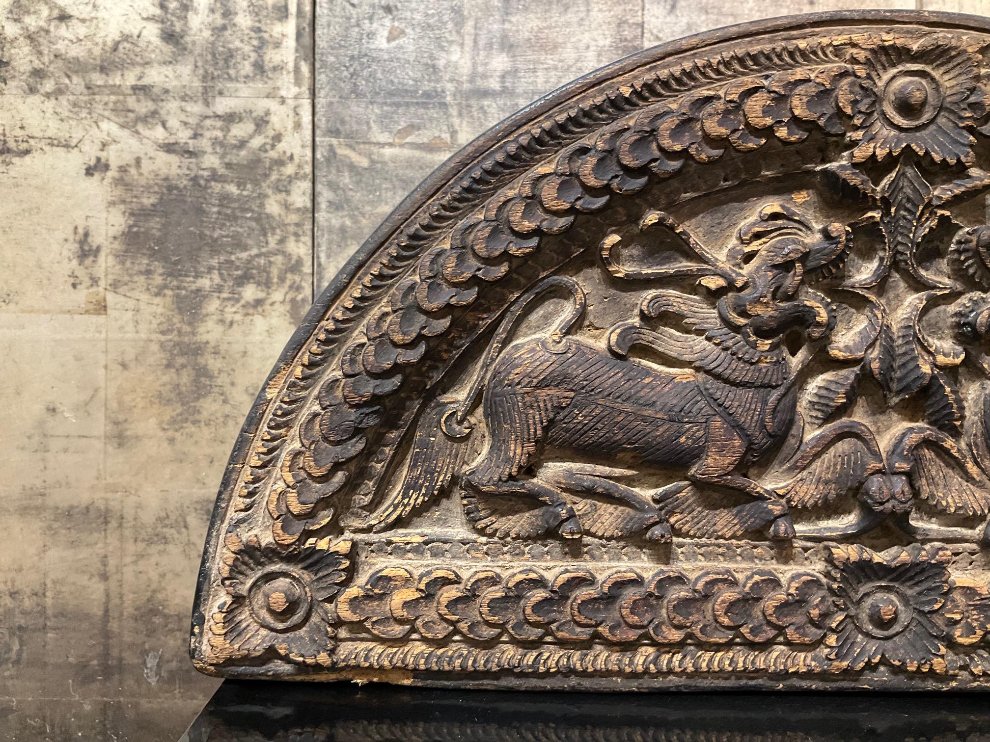 Sculpté à la main Boîte à ustensiles unique en bois pour la préparation des noix de bétel en vente