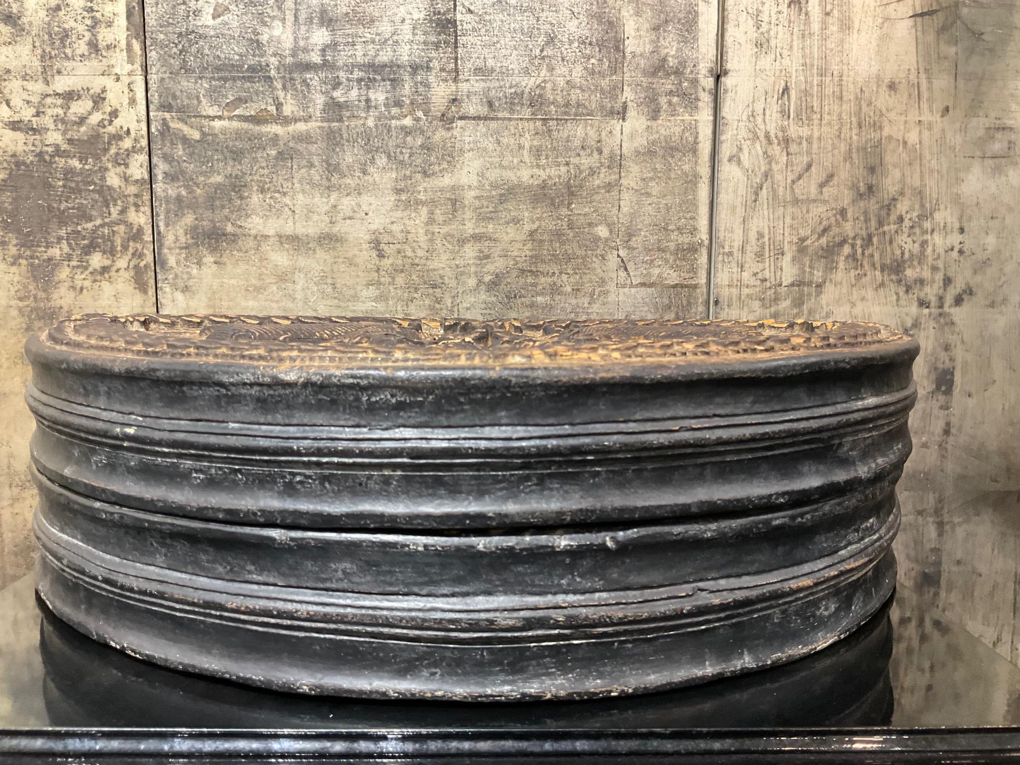 Boîte à ustensiles unique en bois pour la préparation des noix de bétel en vente 1