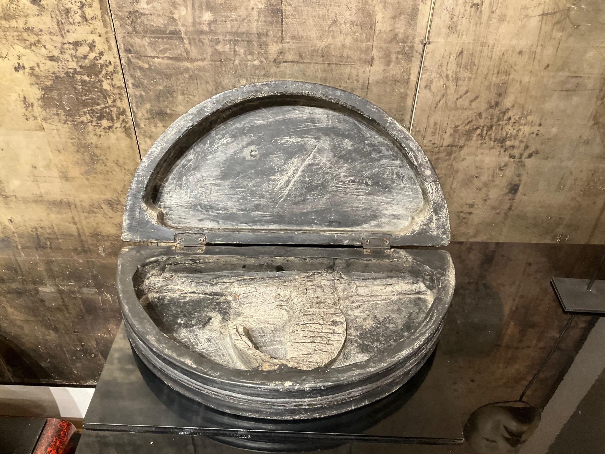 Boîte à ustensiles unique en bois pour la préparation des noix de bétel en vente 2